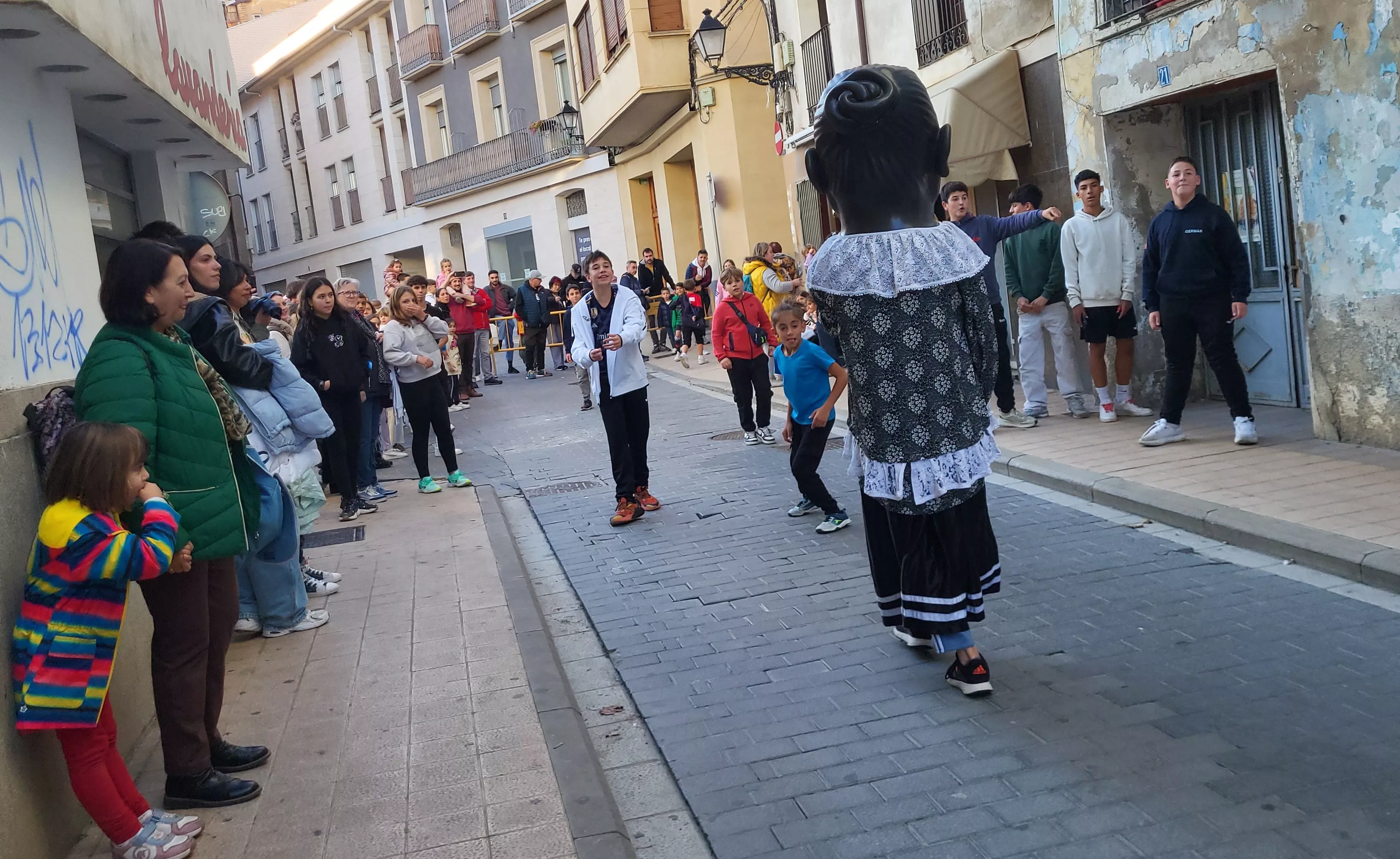 Primera salida de la Abueleta y el Payaso en las fiestas de San Martín. Foto Mercedes Manterola