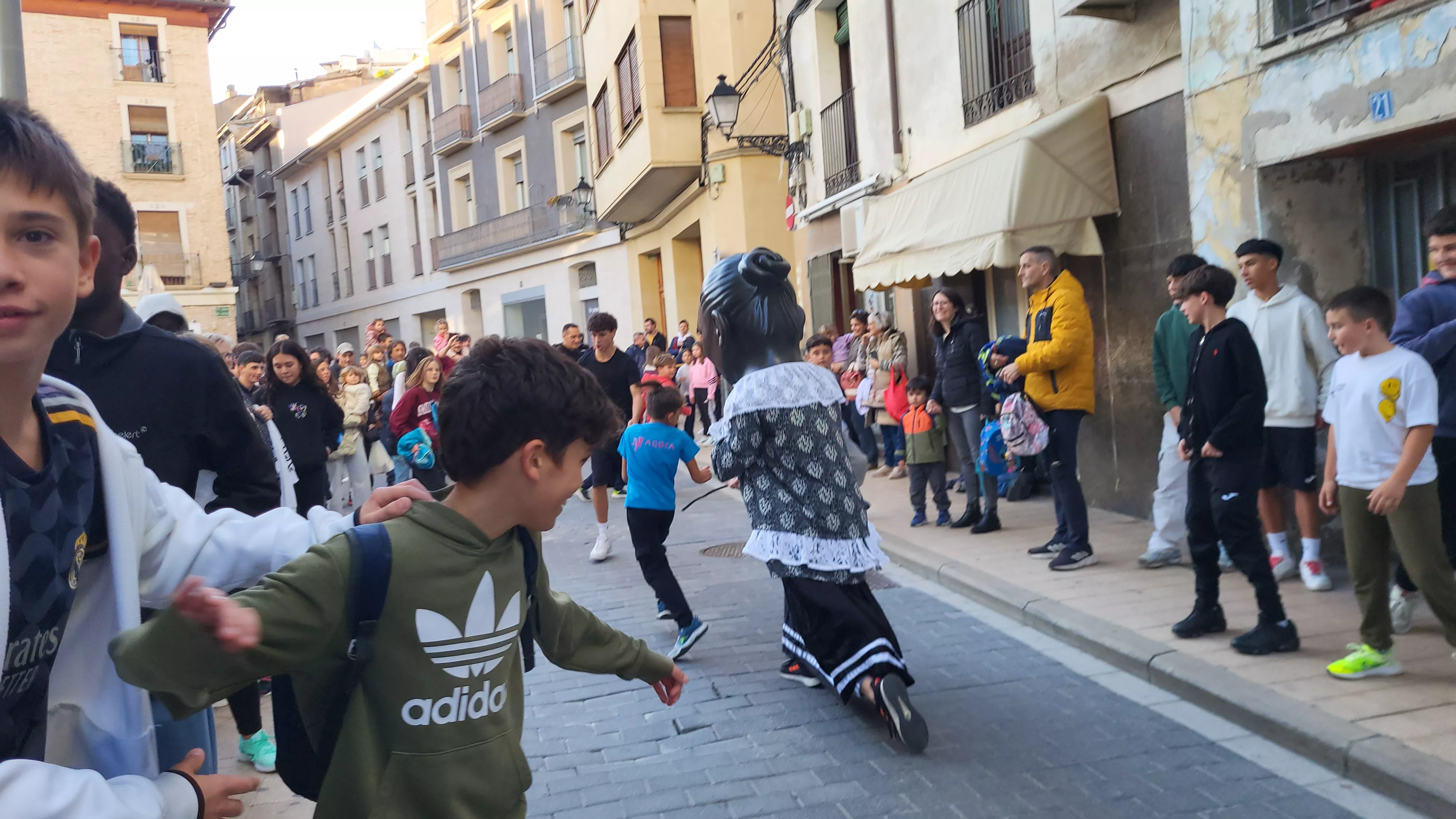 Primera salida de la Abueleta y el Payaso en las fiestas de San Martín. Foto Mercedes Manterola