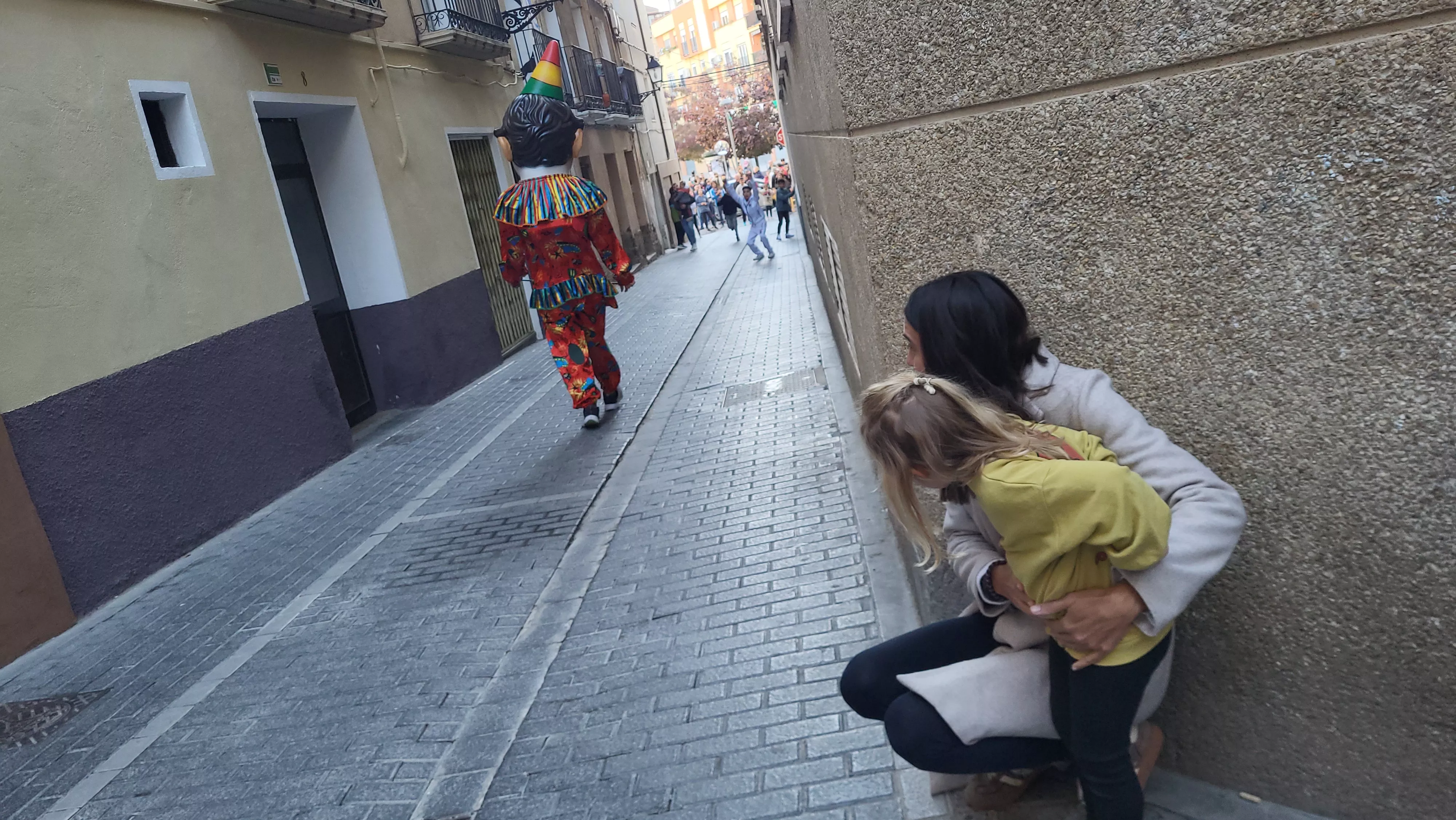 Primera salida de la Abueleta y el Payaso en las fiestas de San Martín. Foto Mercedes Manterola