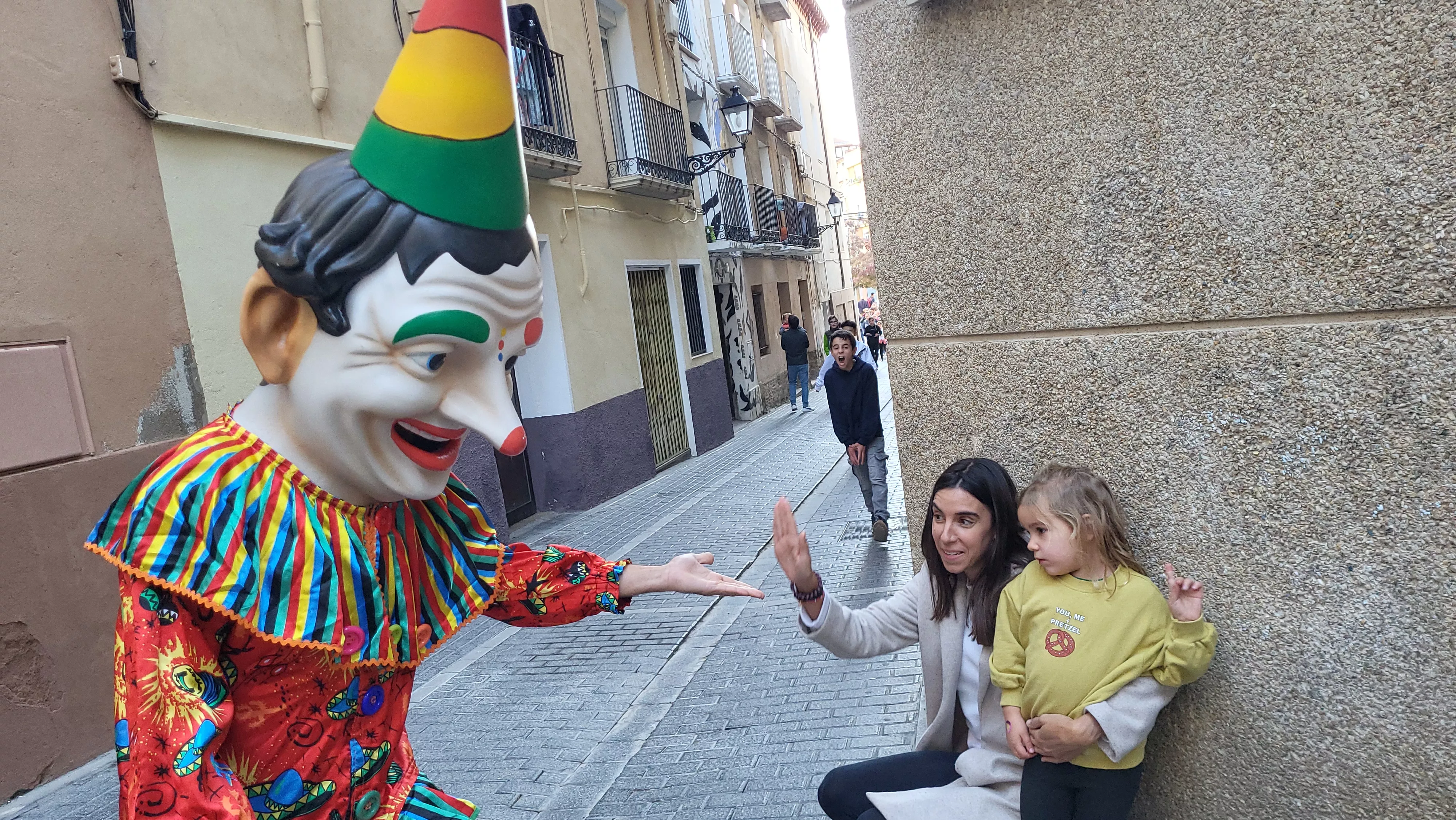Primera salida de la Abueleta y el Payaso en las fiestas de San Martín. Foto Mercedes Manterola