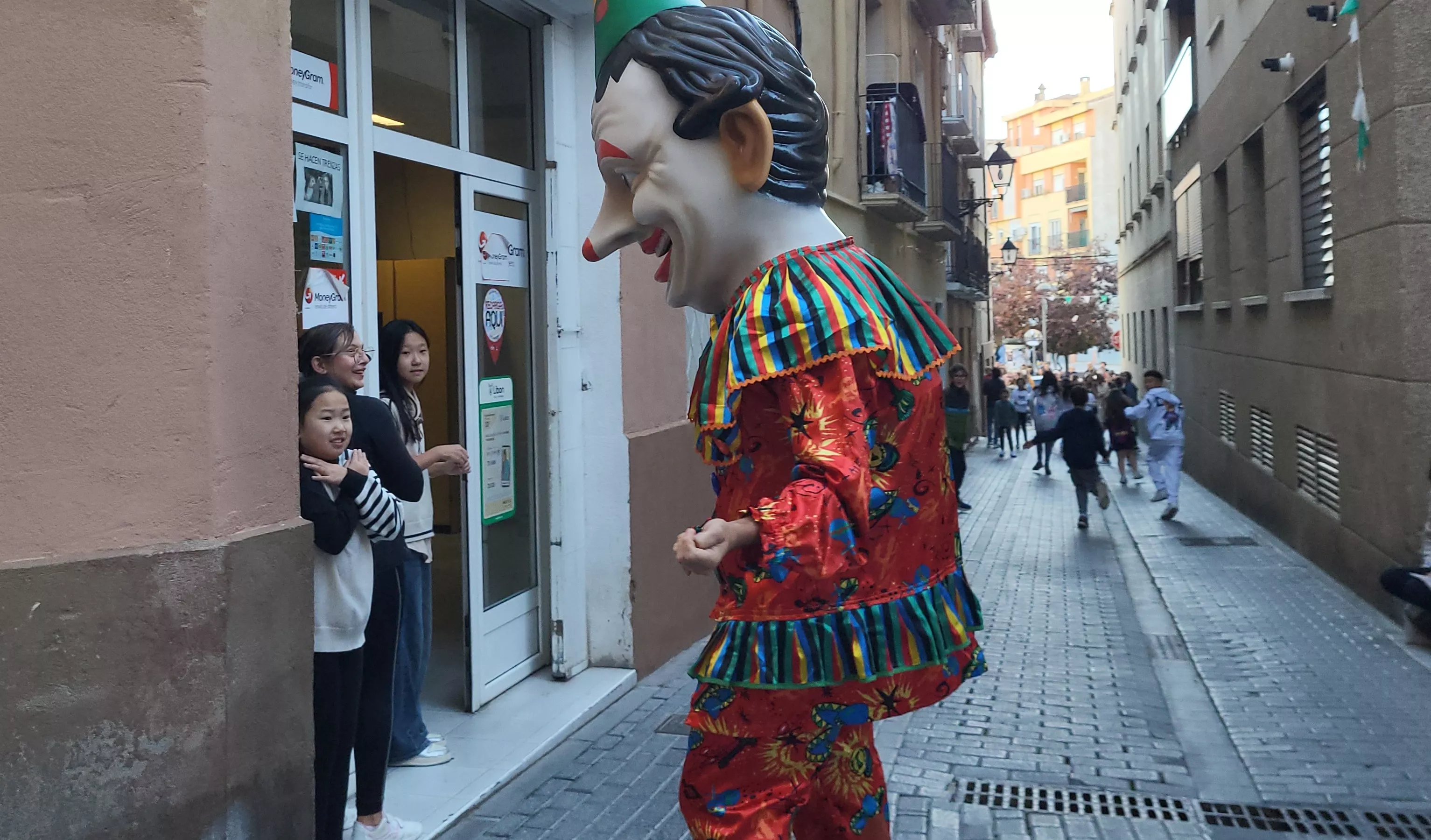 Primera salida de la Abueleta y el Payaso en las fiestas de San Martín. Foto Mercedes Manterola