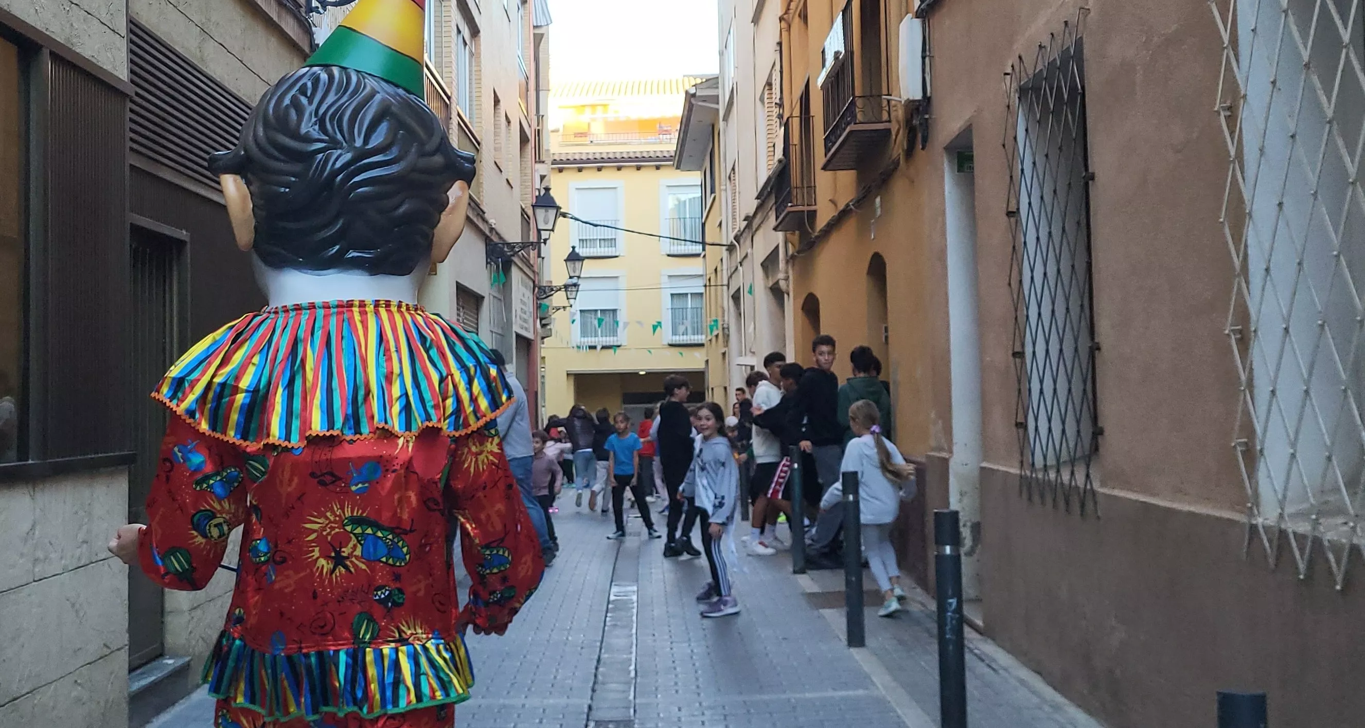 Primera salida de la Abueleta y el Payaso en las fiestas de San Martín. Foto Mercedes Manterola