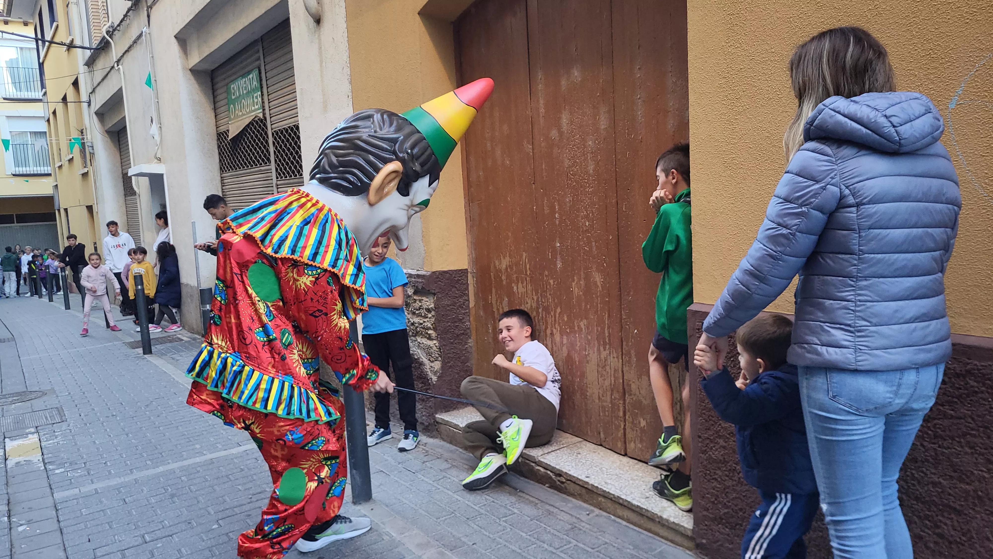 Primera salida de la Abueleta y el Payaso en las fiestas de San Martín. Foto Mercedes Manterola