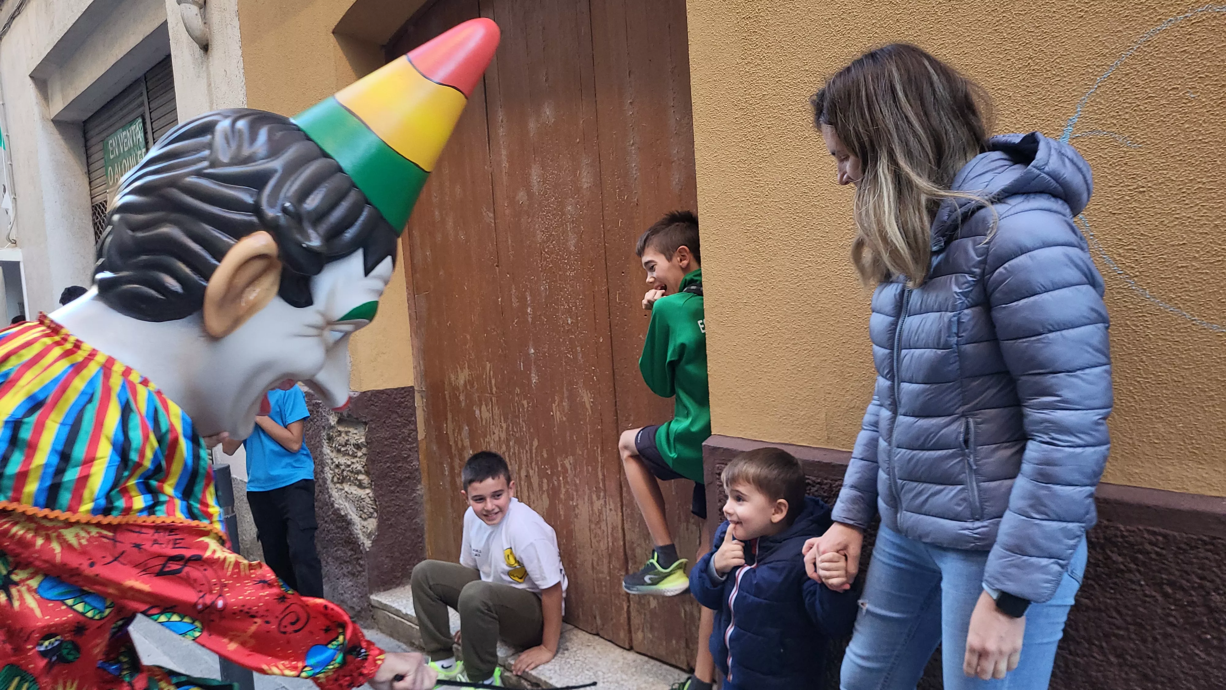 Primera salida de la Abueleta y el Payaso en las fiestas de San Martín. Foto Mercedes Manterola