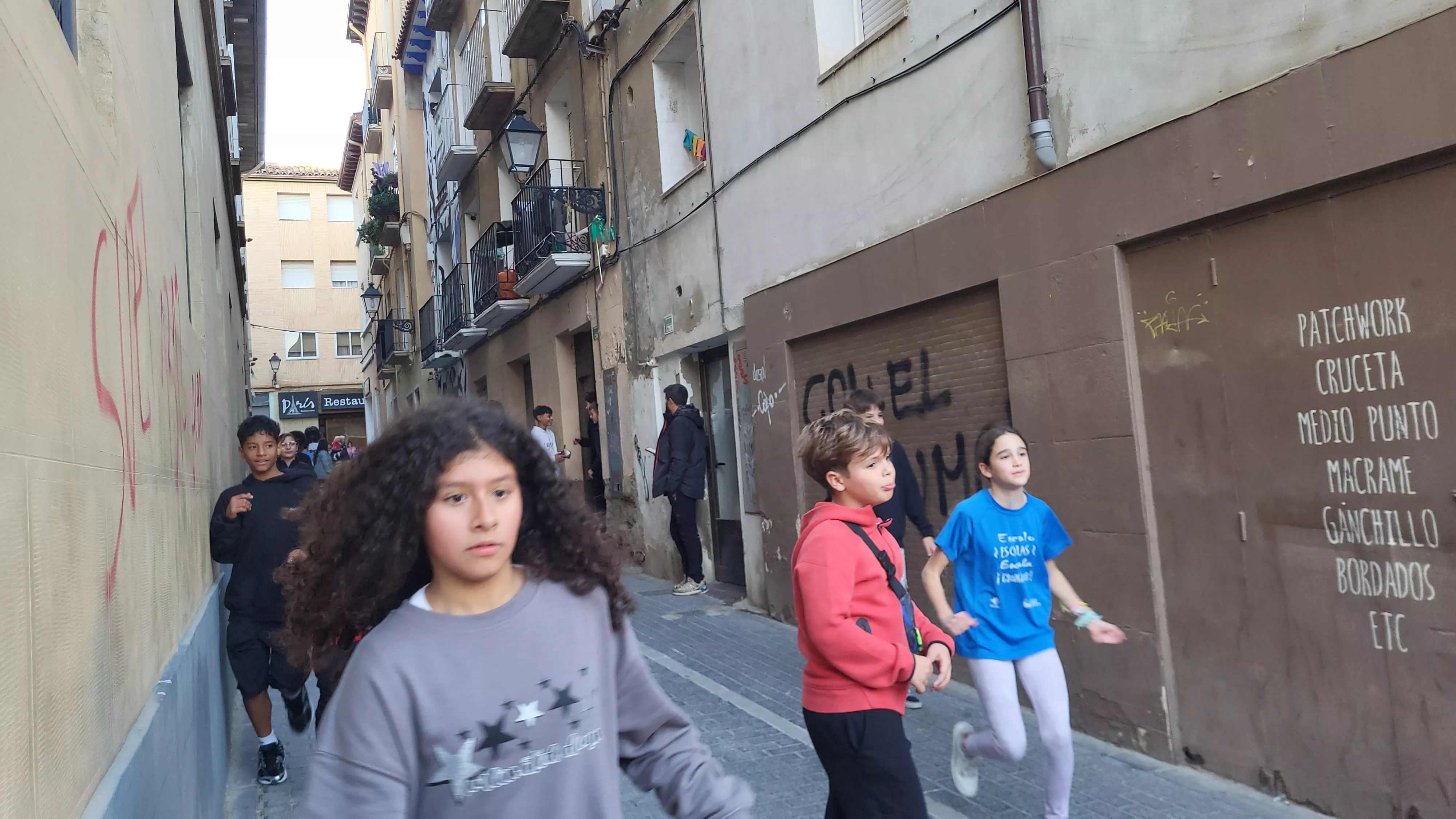 Primera salida de la Abueleta y el Payaso en las fiestas de San Martín. Foto Mercedes Manterola