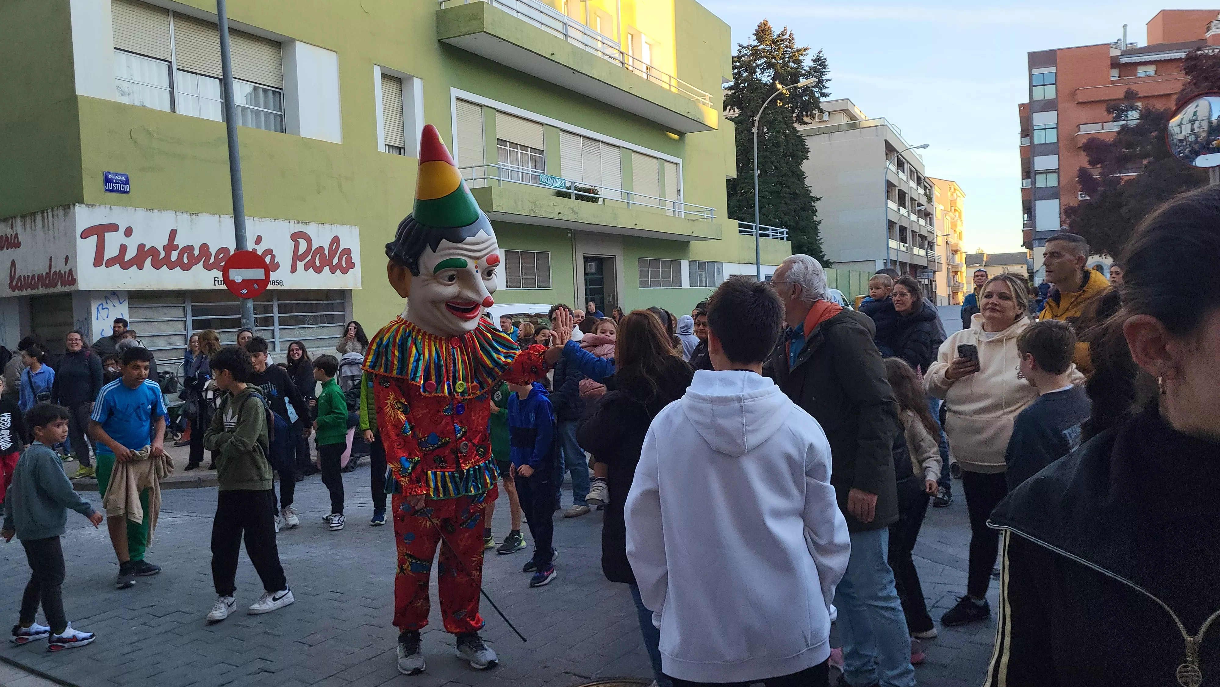 Primera salida de la Abueleta y el Payaso en las fiestas de San Martín. Foto Mercedes Manterola