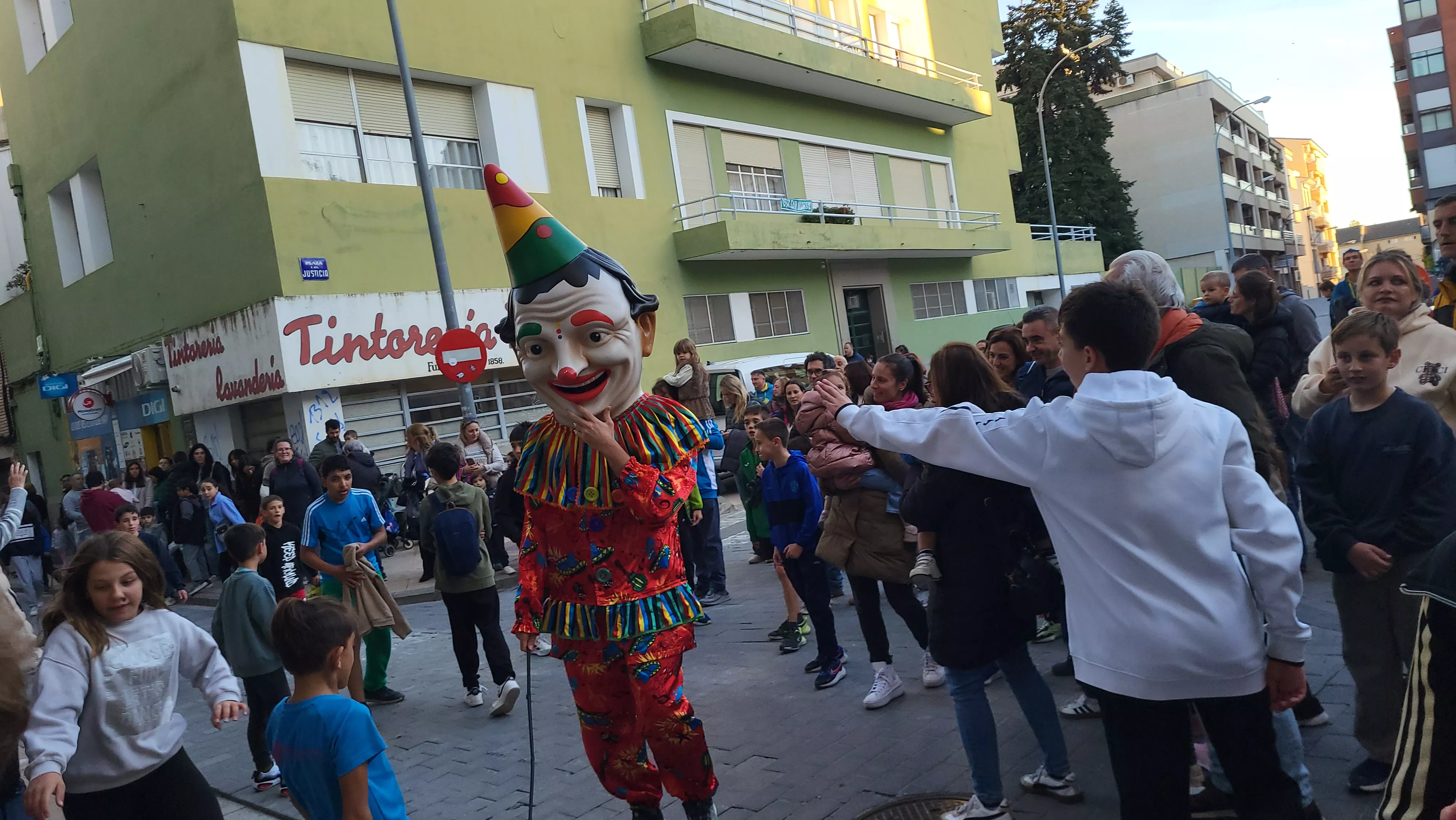 Primera salida de la Abueleta y el Payaso en las fiestas de San Martín. Foto Mercedes Manterola