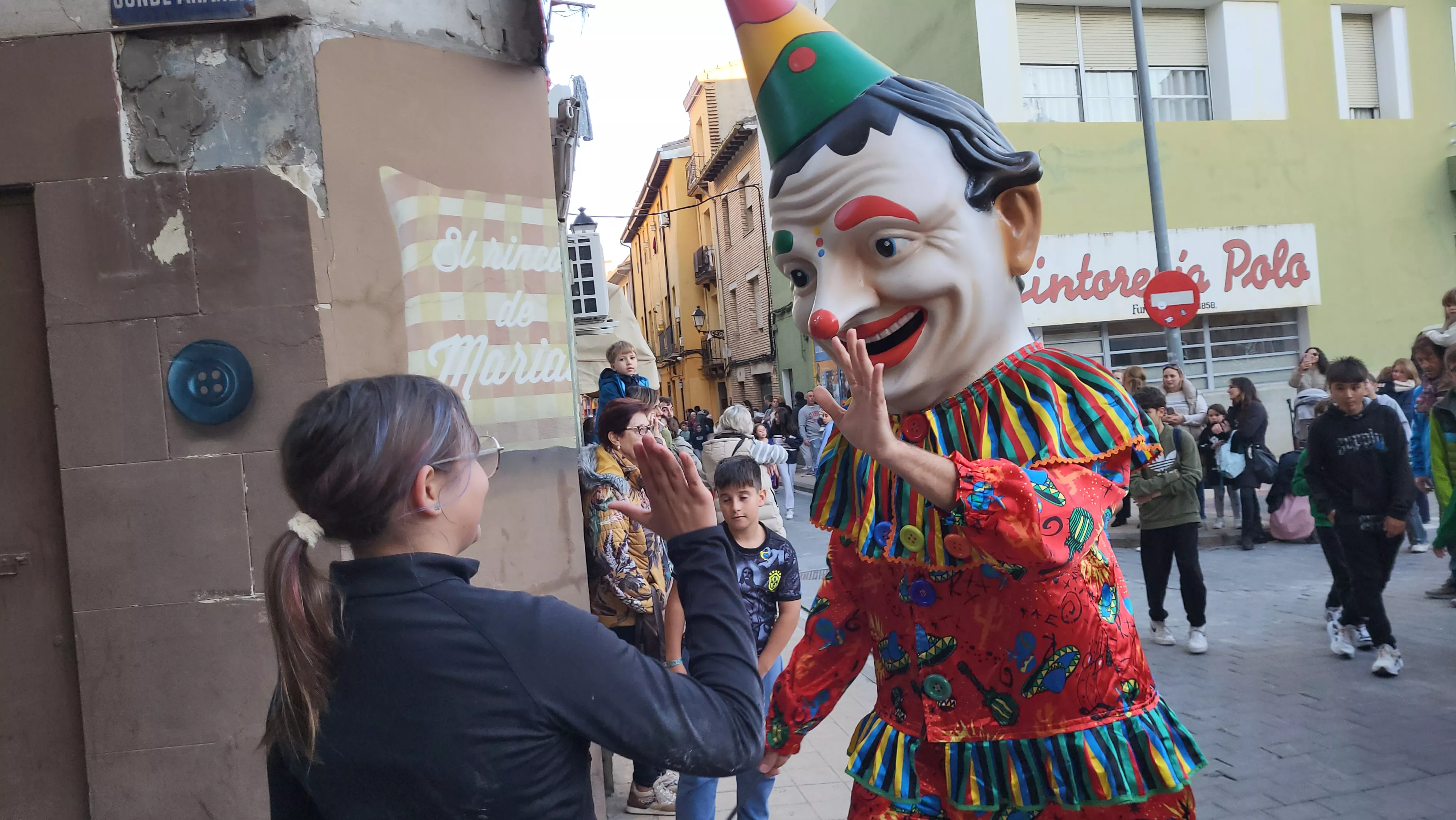 Primera salida de la Abueleta y el Payaso en las fiestas de San Martín. Foto Mercedes Manterola