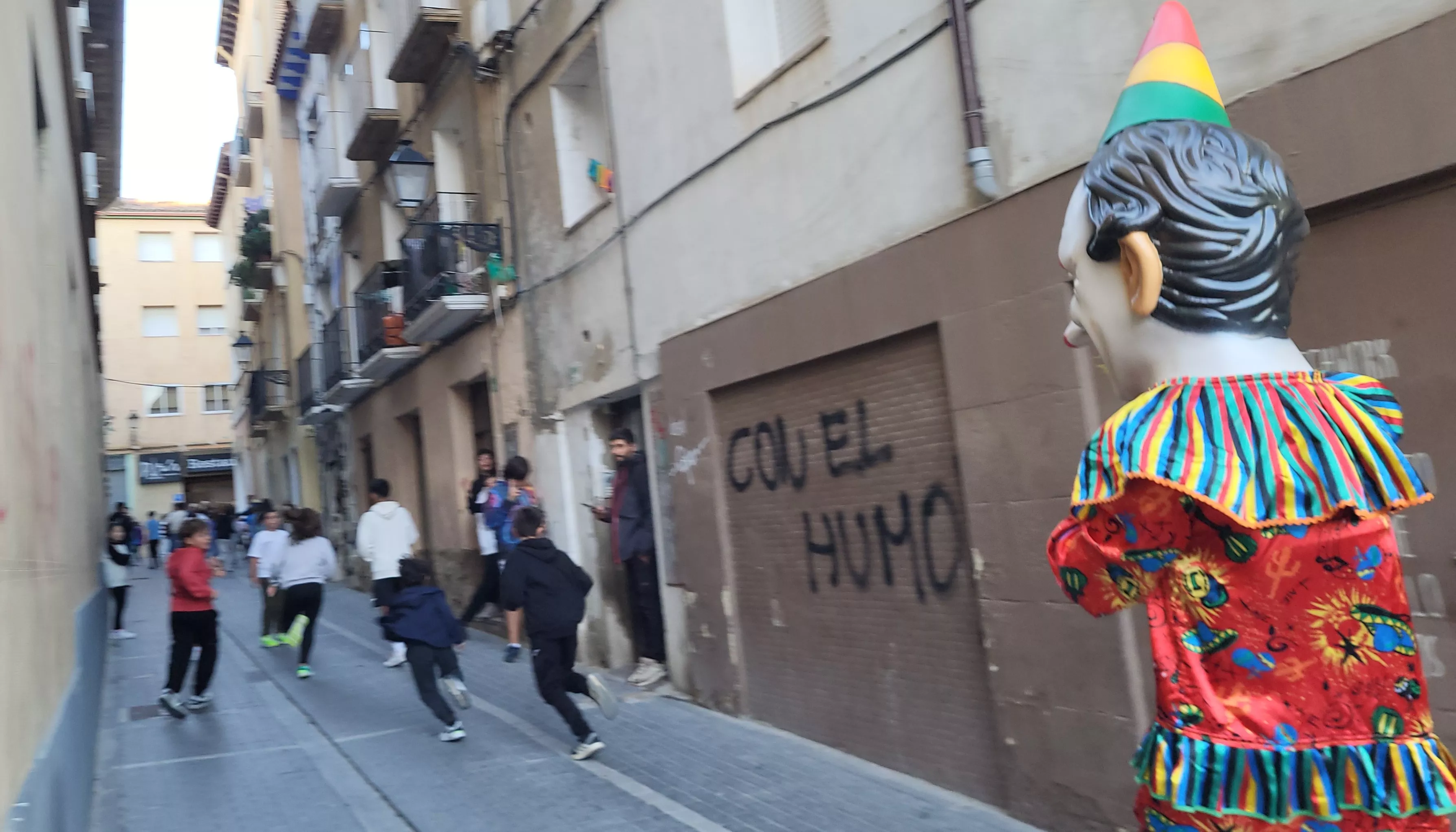 Primera salida de la Abueleta y el Payaso en las fiestas de San Martín. Foto Mercedes Manterola