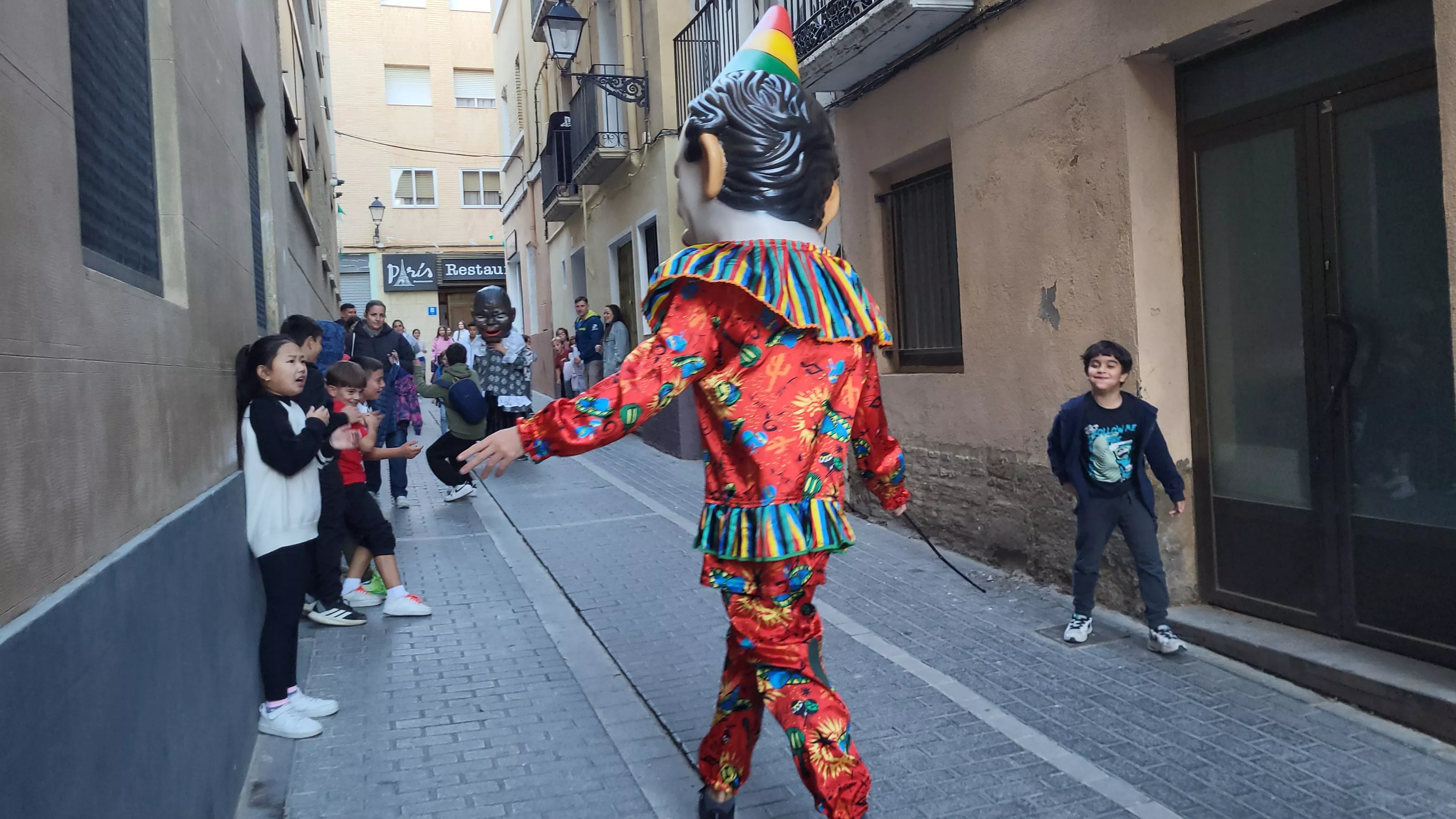 Primera salida de la Abueleta y el Payaso en las fiestas de San Martín. Foto Mercedes Manterola