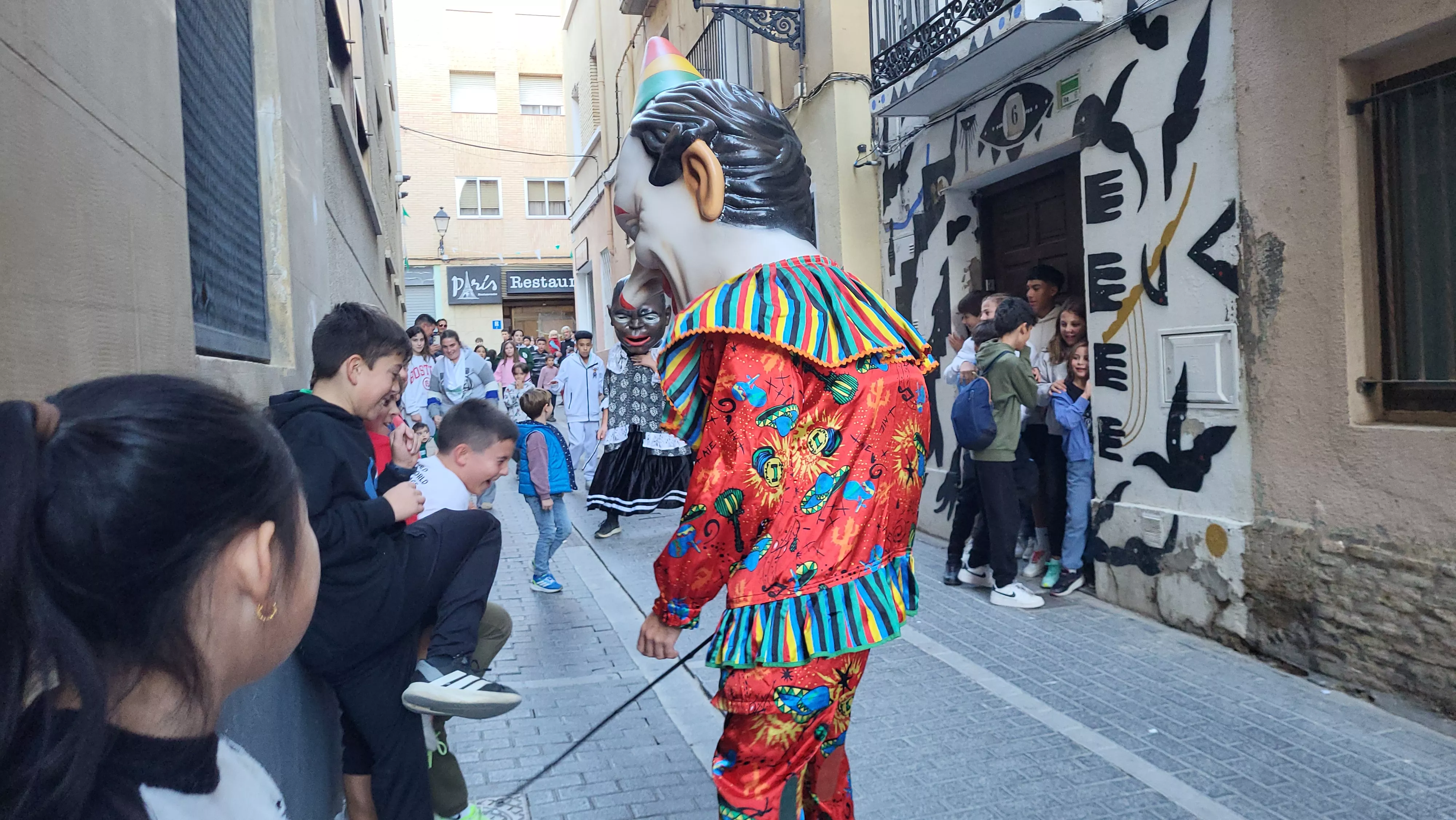 Primera salida de la Abueleta y el Payaso en las fiestas de San Martín. Foto Mercedes Manterola