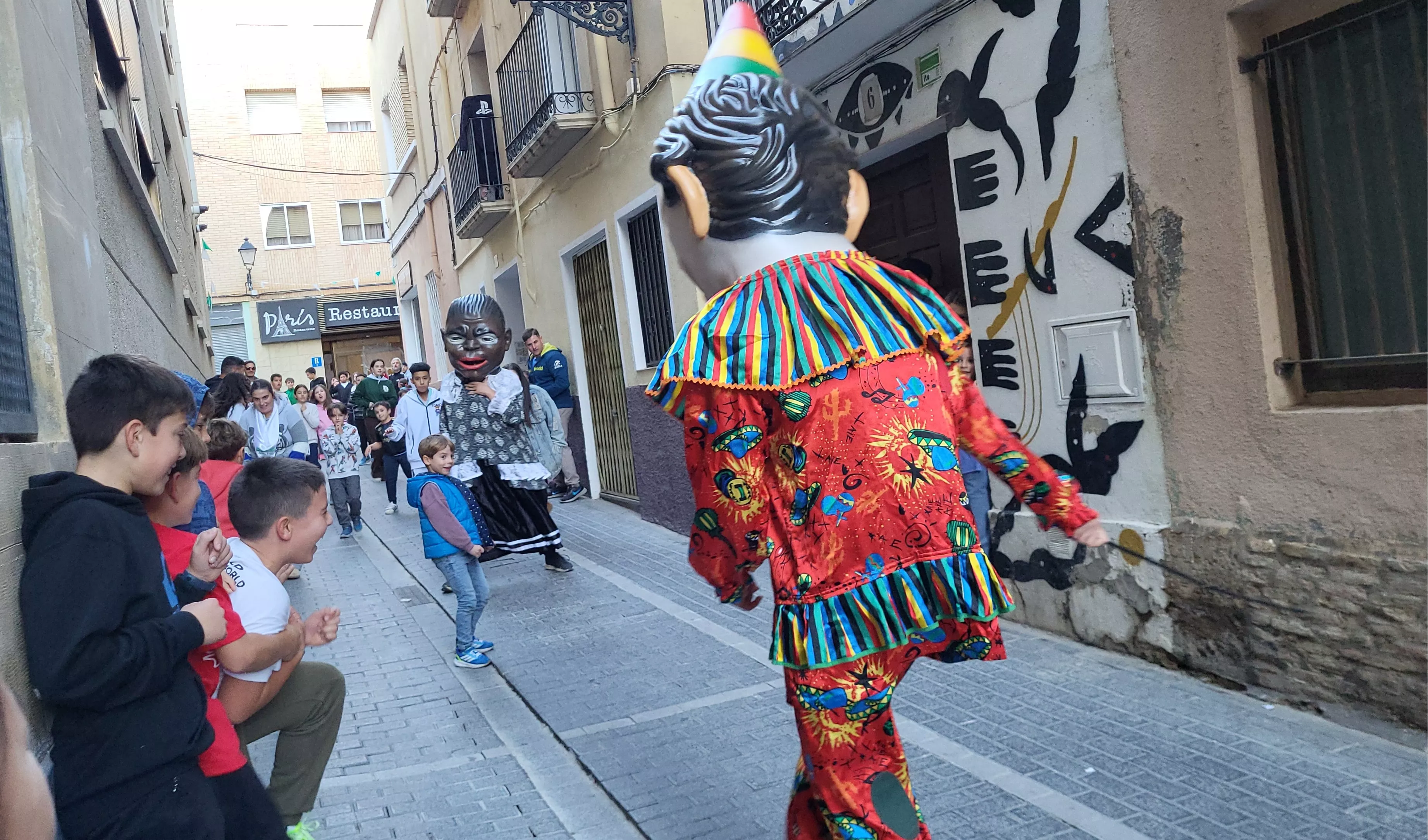 Primera salida de la Abueleta y el Payaso en las fiestas de San Martín. Foto Mercedes Manterola