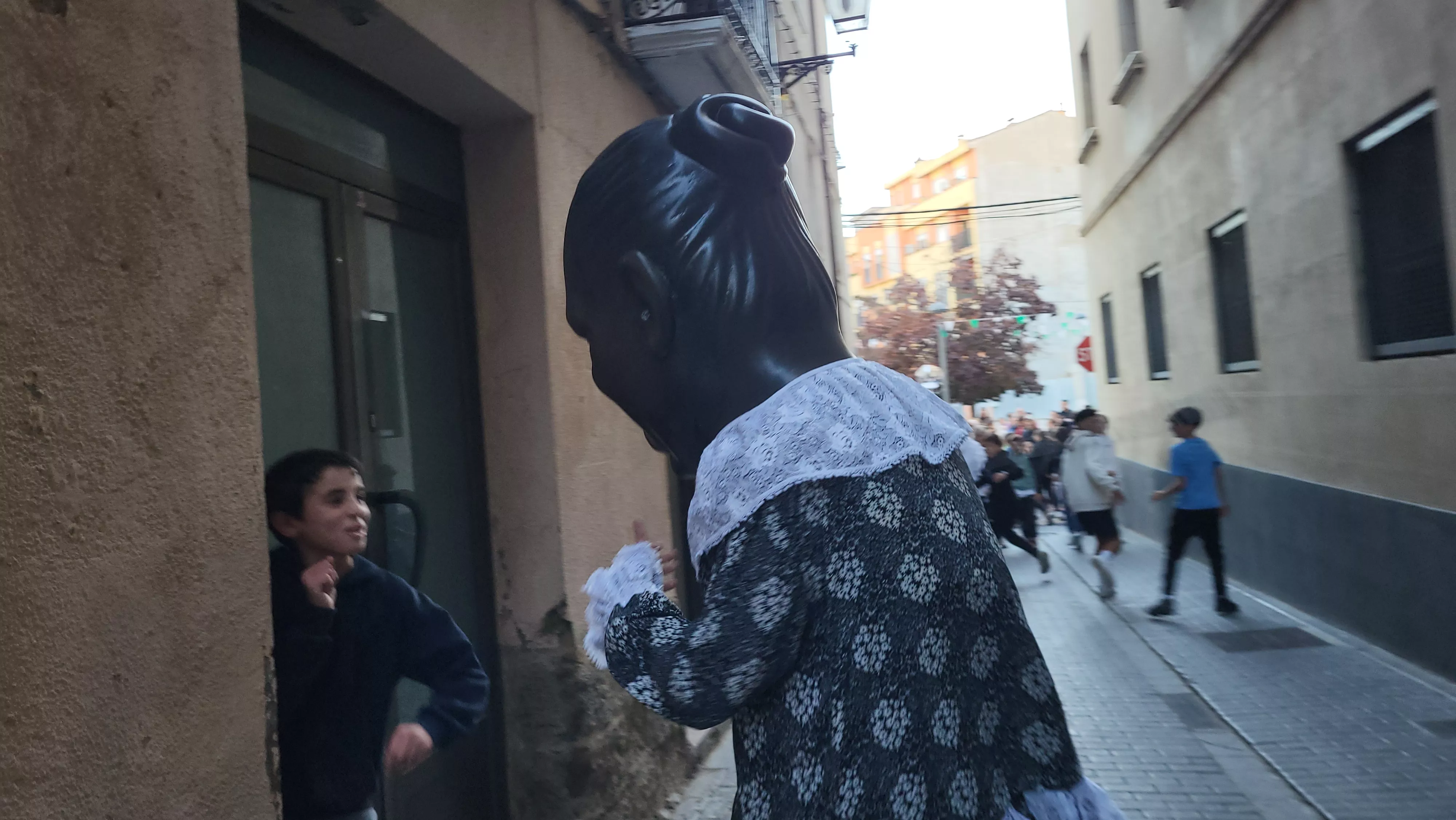 Primera salida de la Abueleta y el Payaso en las fiestas de San Martín. Foto Mercedes Manterola