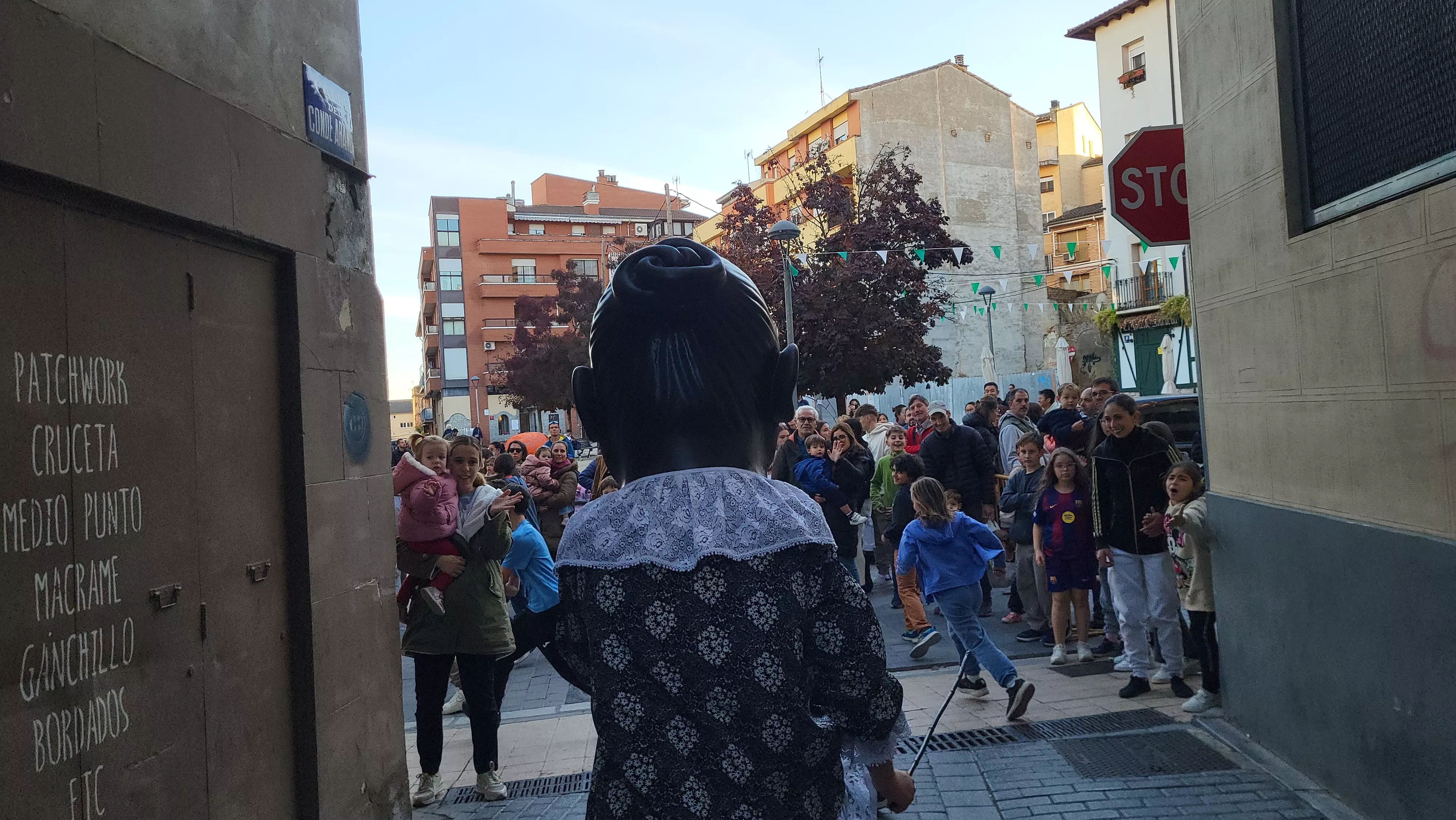 Primera salida de la Abueleta y el Payaso en las fiestas de San Martín. Foto Mercedes Manterola