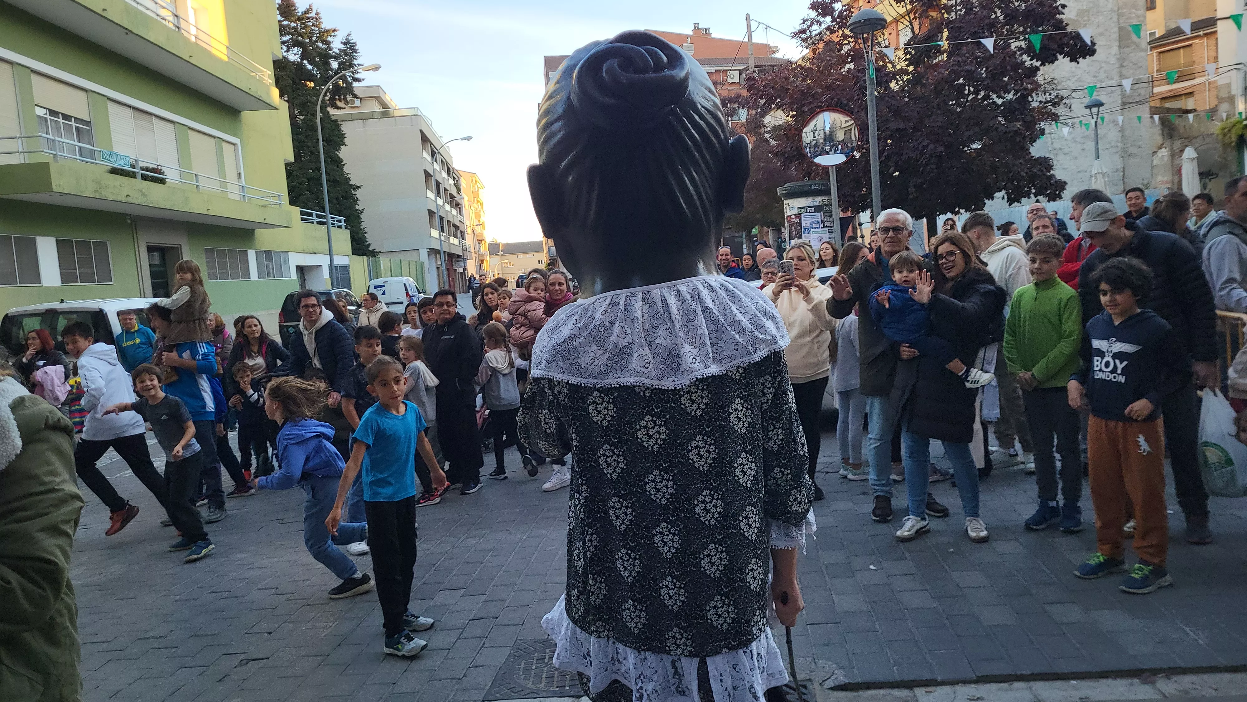 Primera salida de la Abueleta y el Payaso en las fiestas de San Martín. Foto Mercedes Manterola