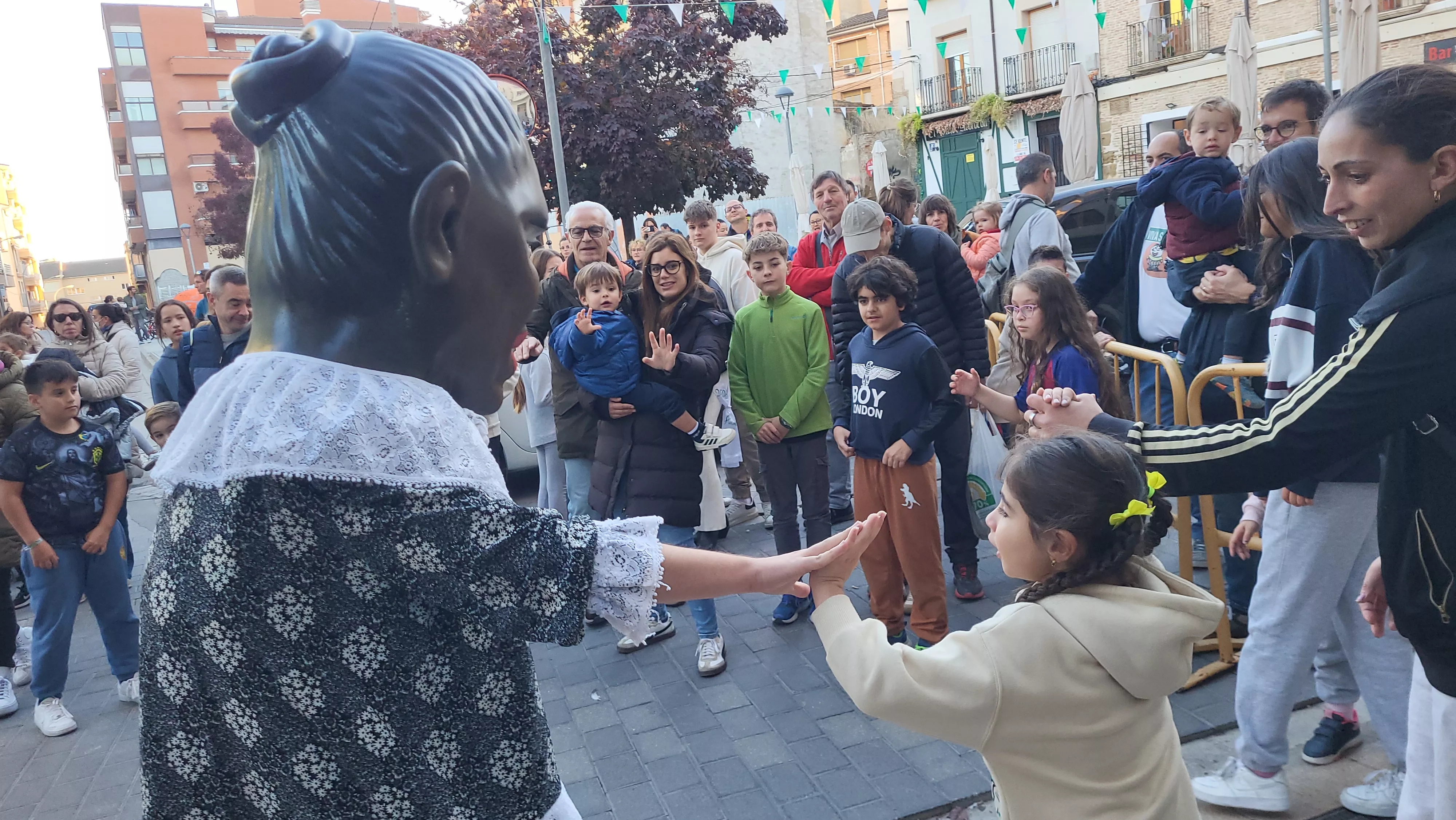 Primera salida de la Abueleta y el Payaso en las fiestas de San Martín. Foto Mercedes Manterola