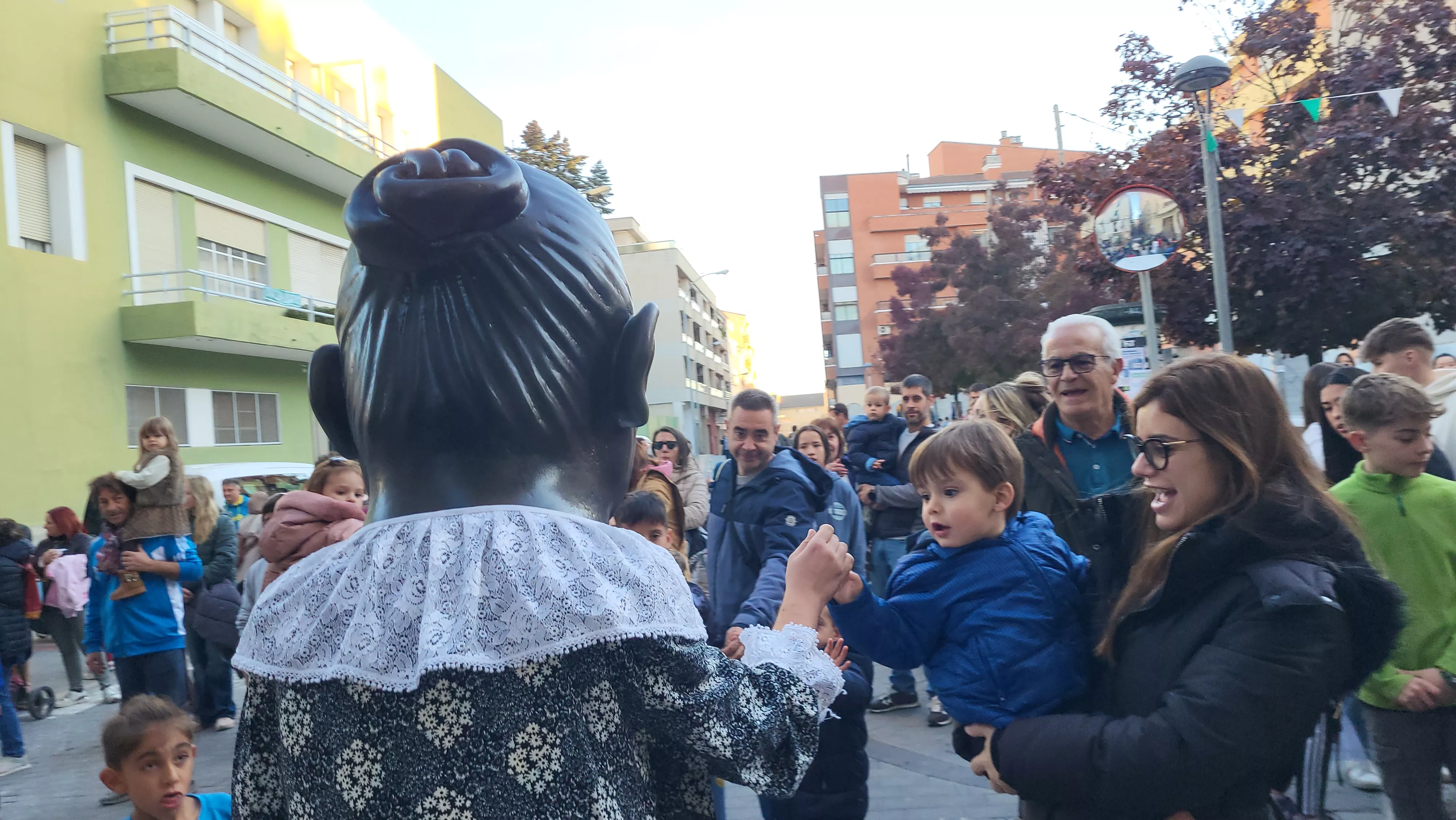 Primera salida de la Abueleta y el Payaso en las fiestas de San Martín. Foto Mercedes Manterola