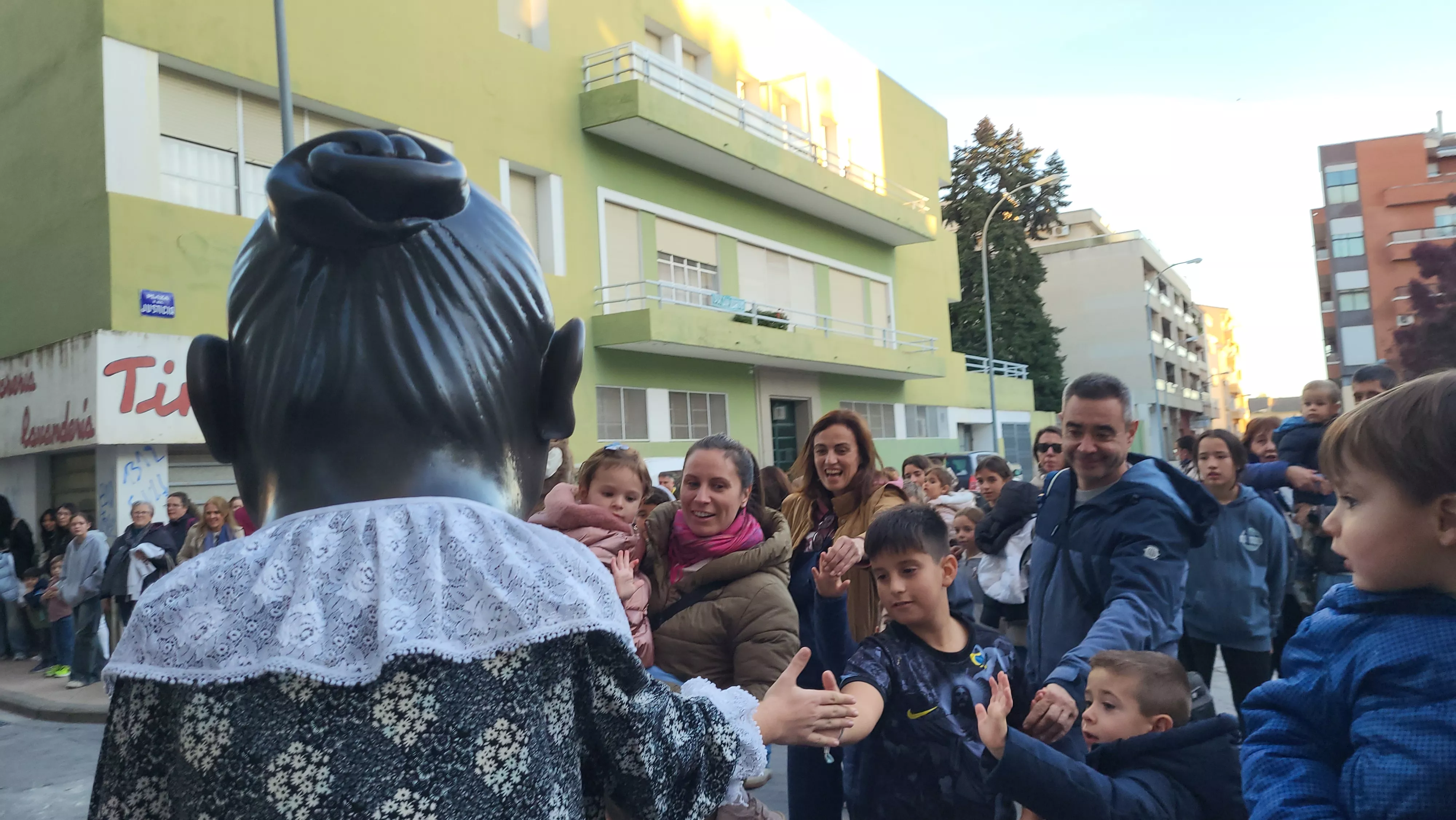 Primera salida de la Abueleta y el Payaso en las fiestas de San Martín. Foto Mercedes Manterola