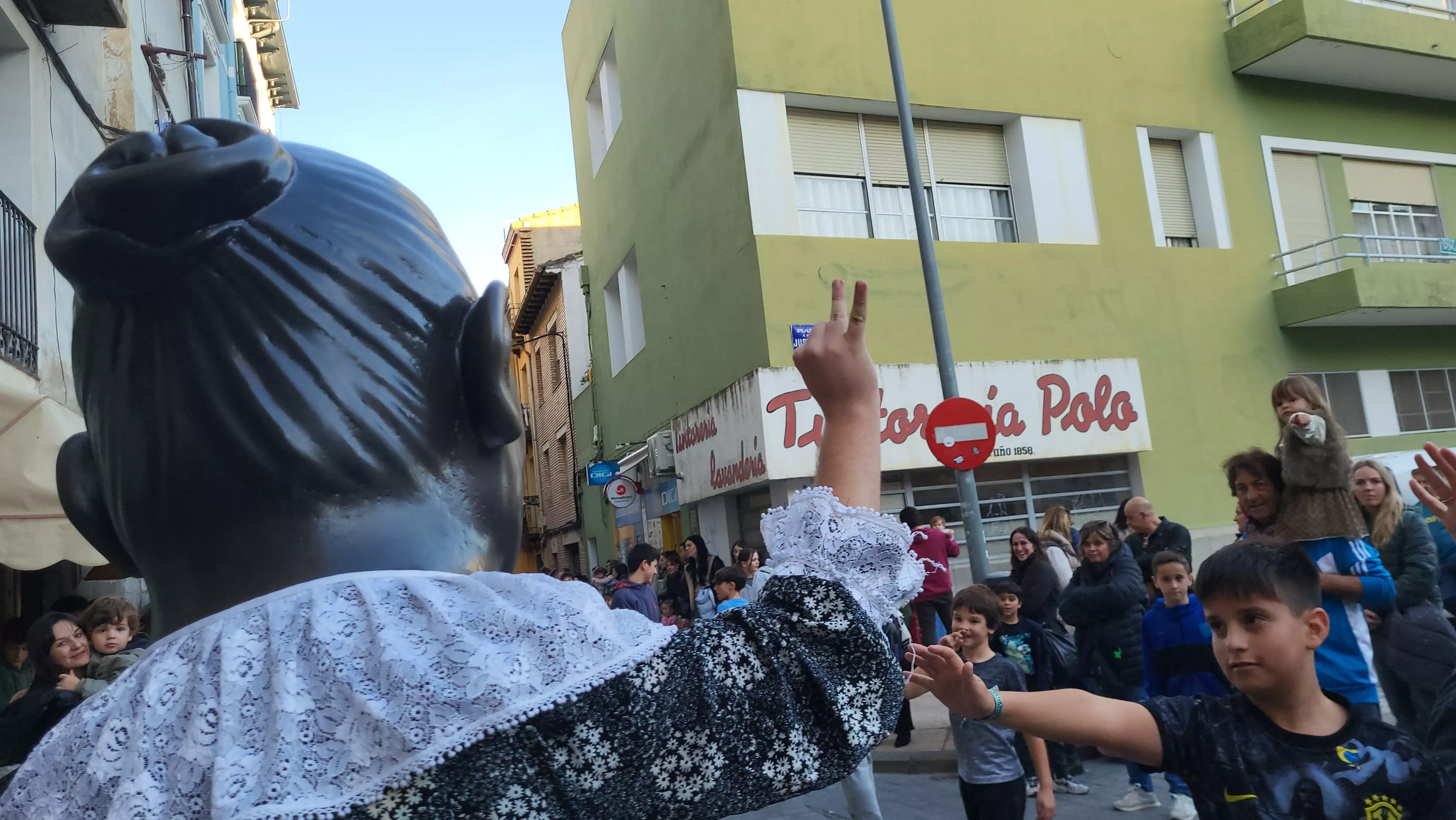 Primera salida de la Abueleta y el Payaso en las fiestas de San Martín. Foto Mercedes Manterola