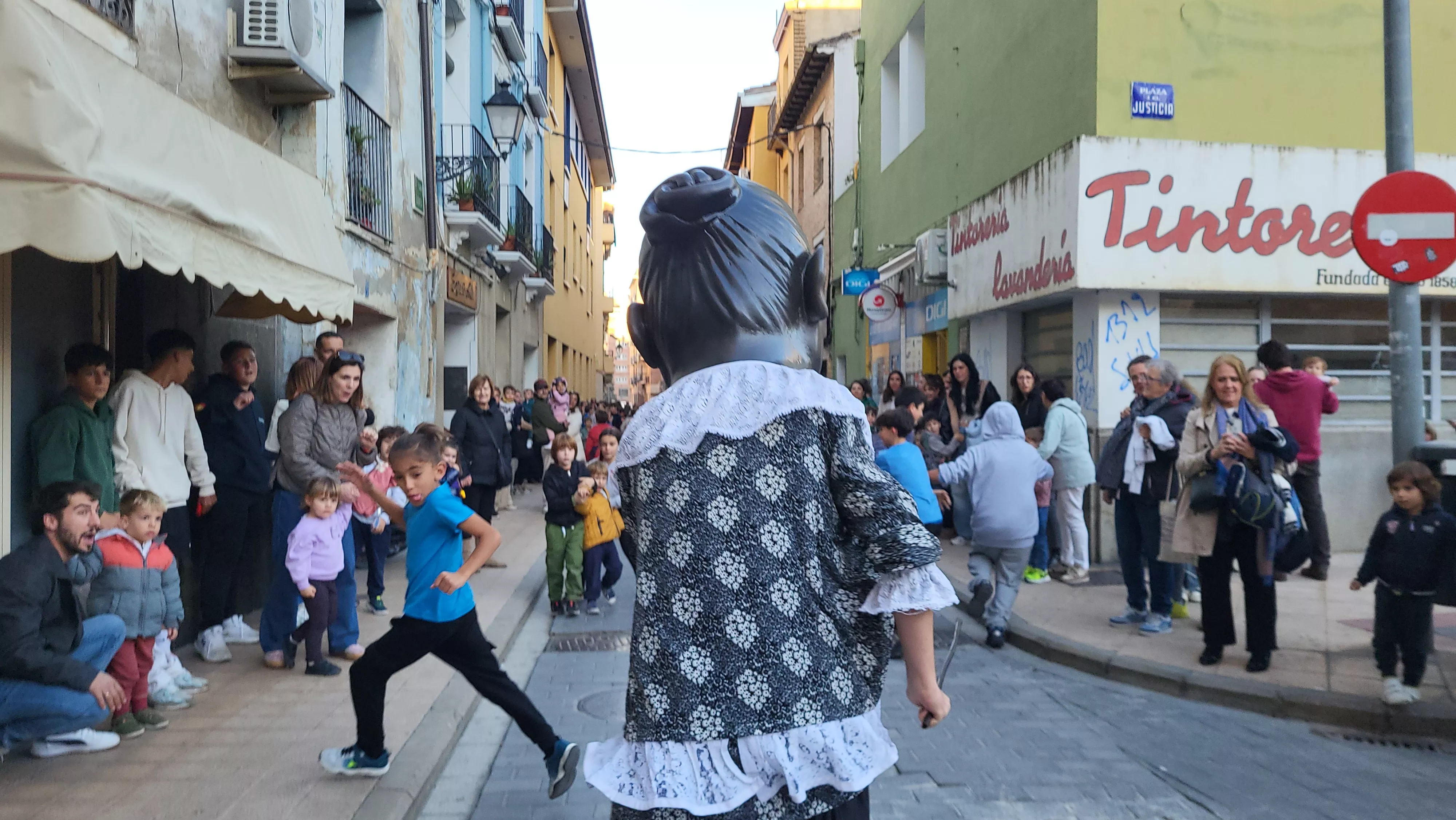 Primera salida de la Abueleta y el Payaso en las fiestas de San Martín. Foto Mercedes Manterola