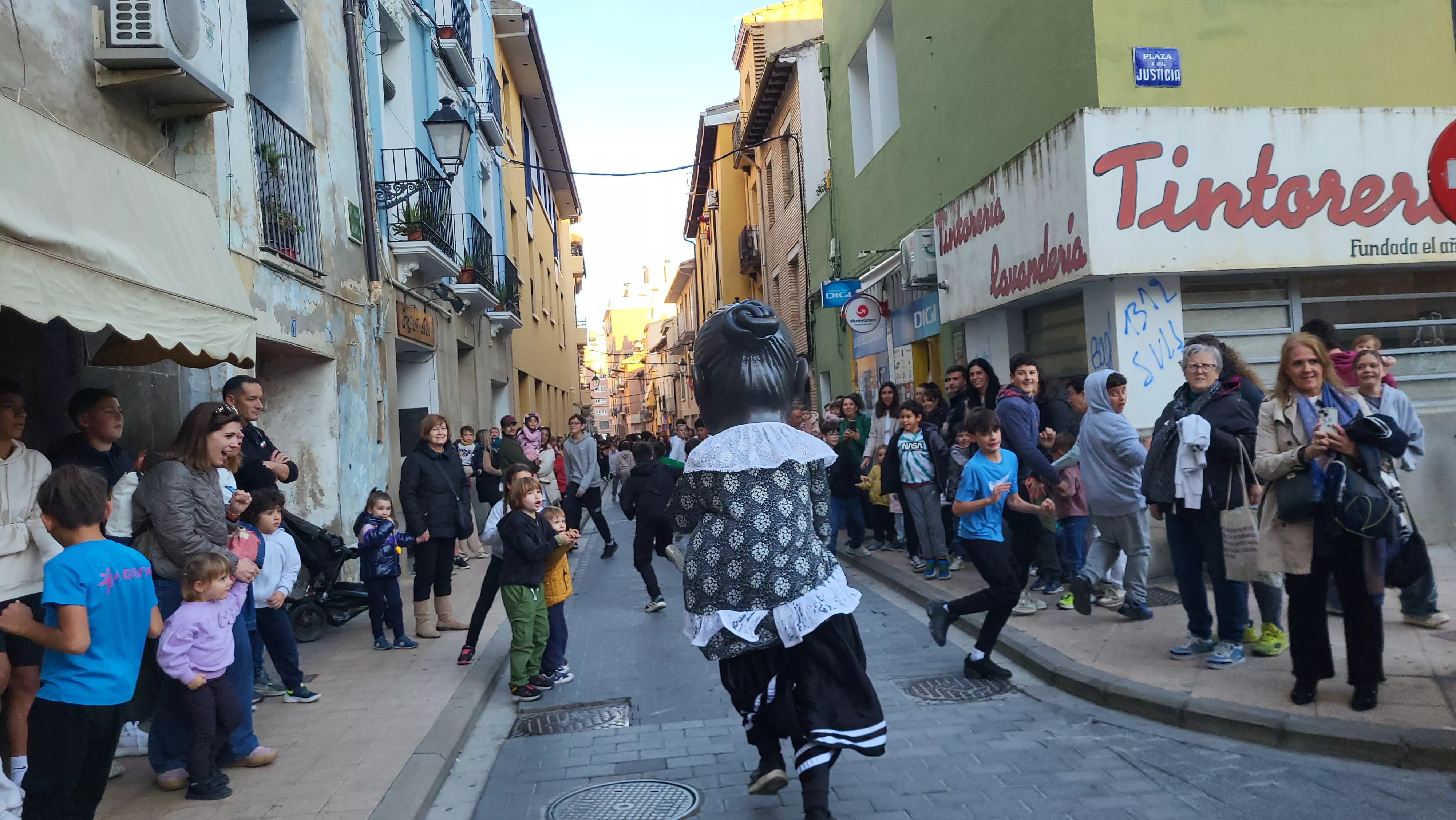 Primera salida de la Abueleta y el Payaso en las fiestas de San Martín. Foto Mercedes Manterola