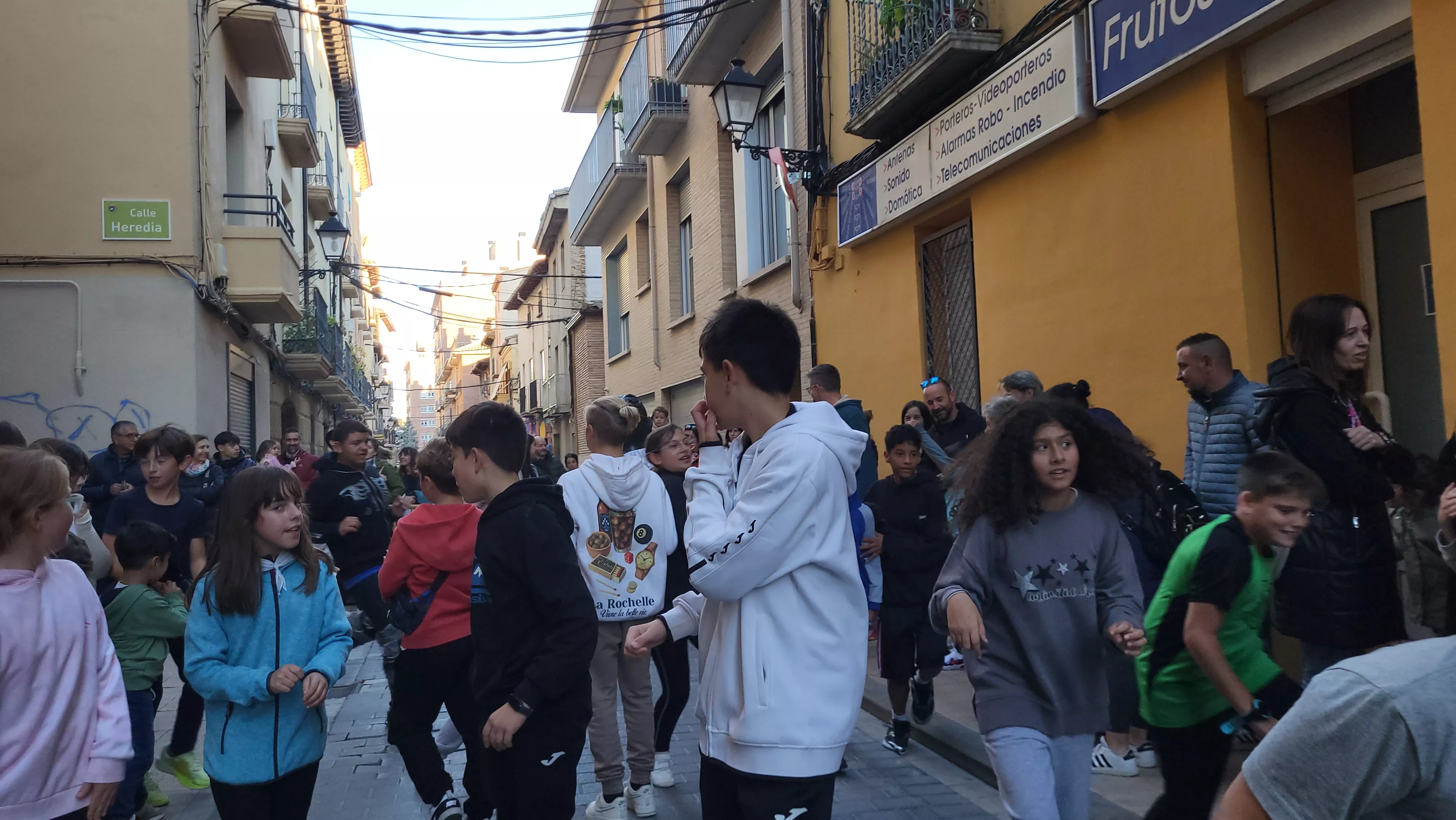 Primera salida de la Abueleta y el Payaso en las fiestas de San Martín. Foto Mercedes Manterola