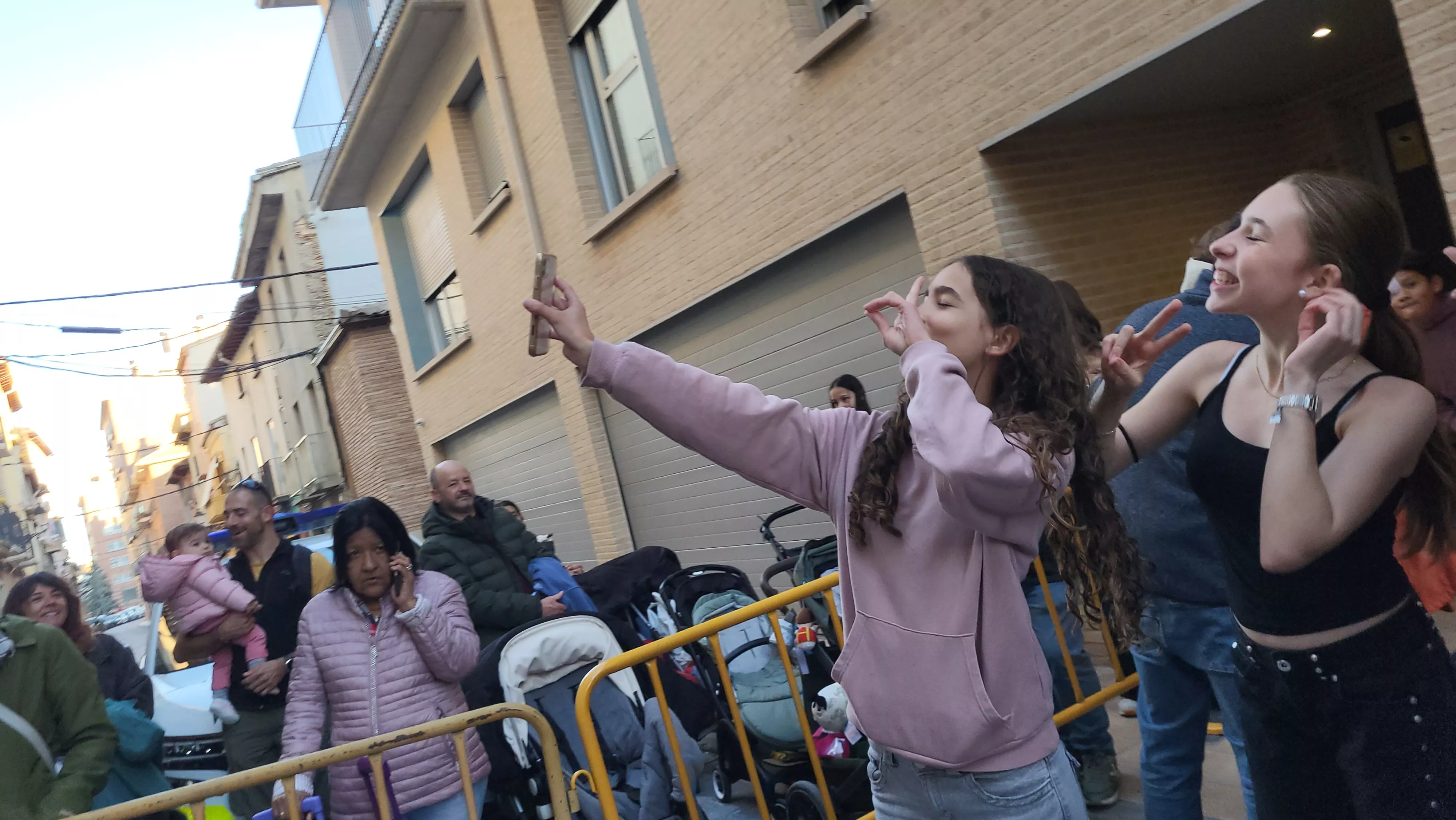 Primera salida de la Abueleta y el Payaso en las fiestas de San Martín. Foto Mercedes Manterola