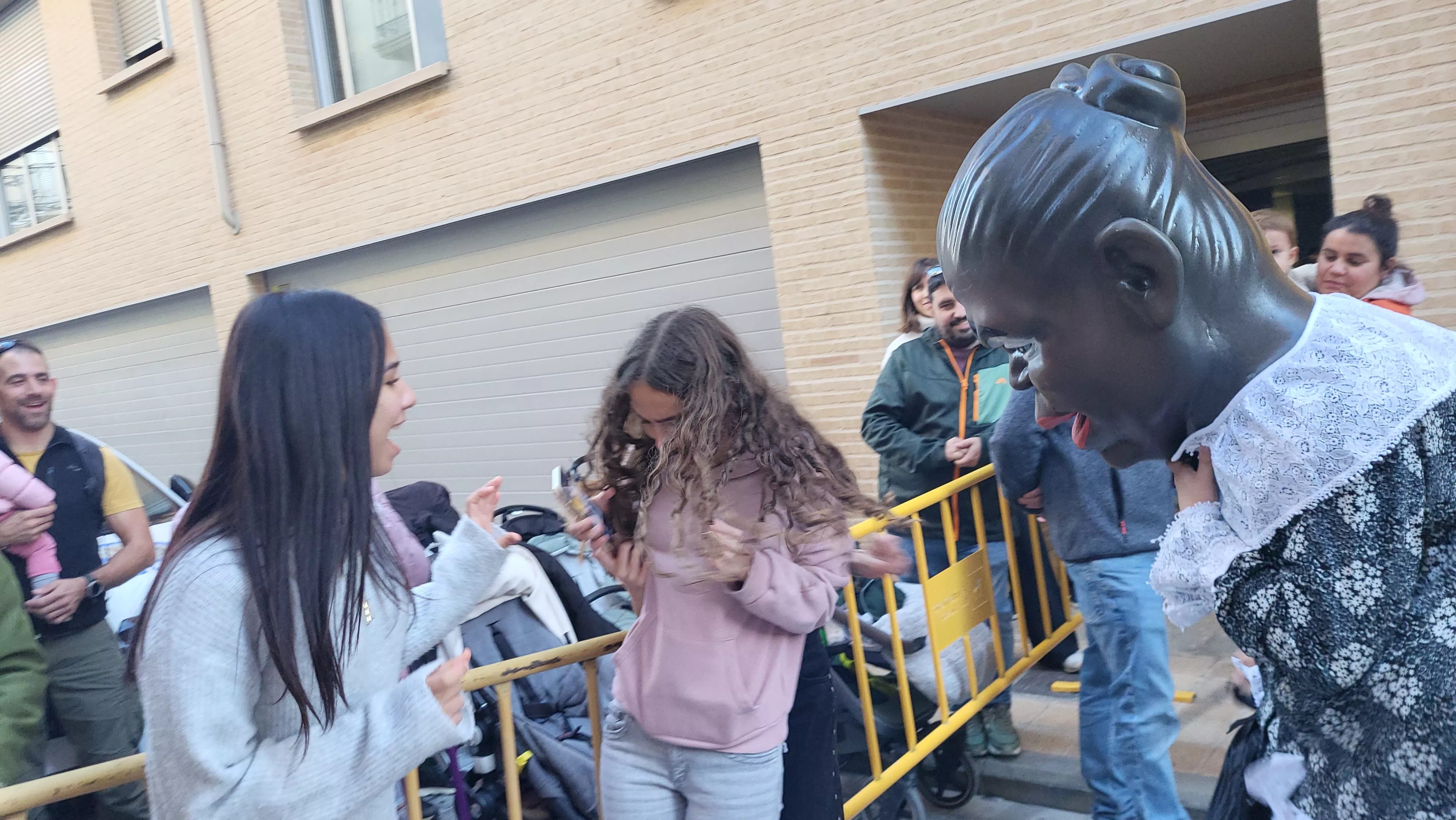 Primera salida de la Abueleta y el Payaso en las fiestas de San Martín. Foto Mercedes Manterola