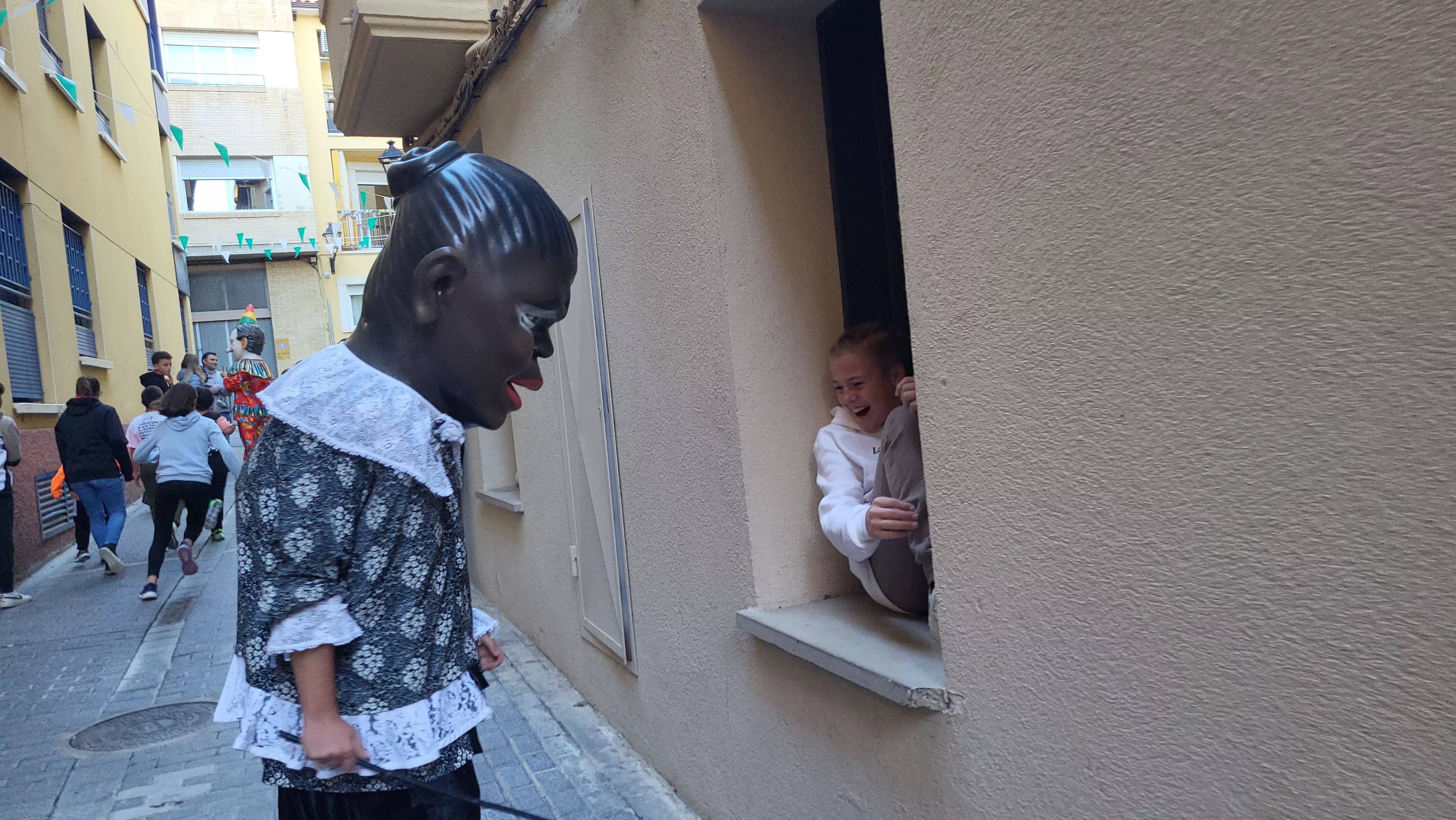 Primera salida de la Abueleta y el Payaso en las fiestas de San Martín. Foto Mercedes Manterola