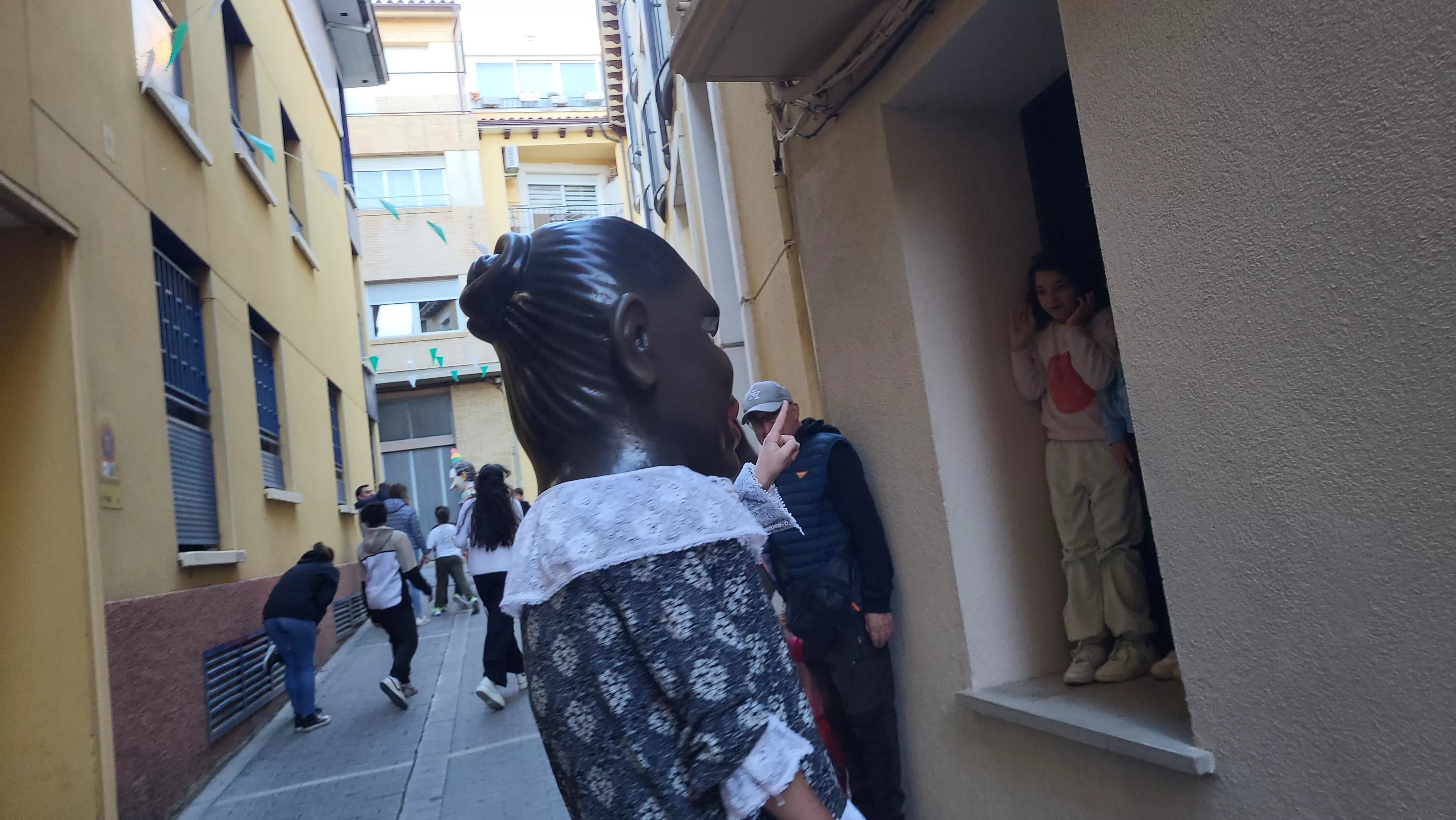 Primera salida de la Abueleta y el Payaso en las fiestas de San Martín. Foto Mercedes Manterola