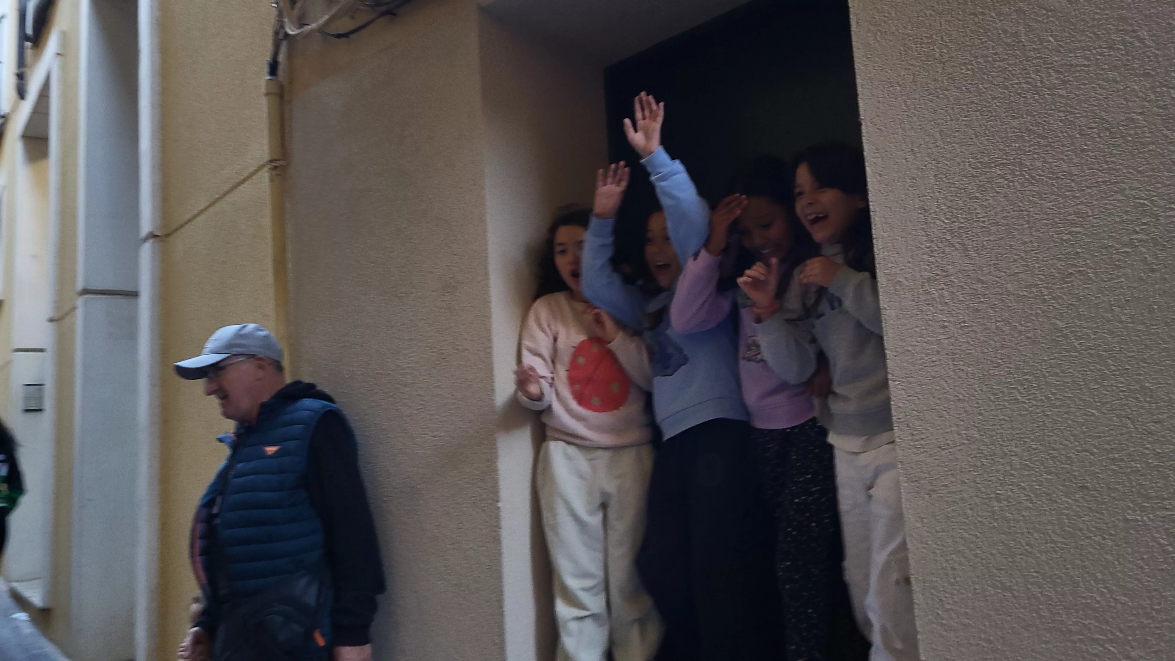 Primera salida de la Abueleta y el Payaso en las fiestas de San Martín. Foto Mercedes Manterola