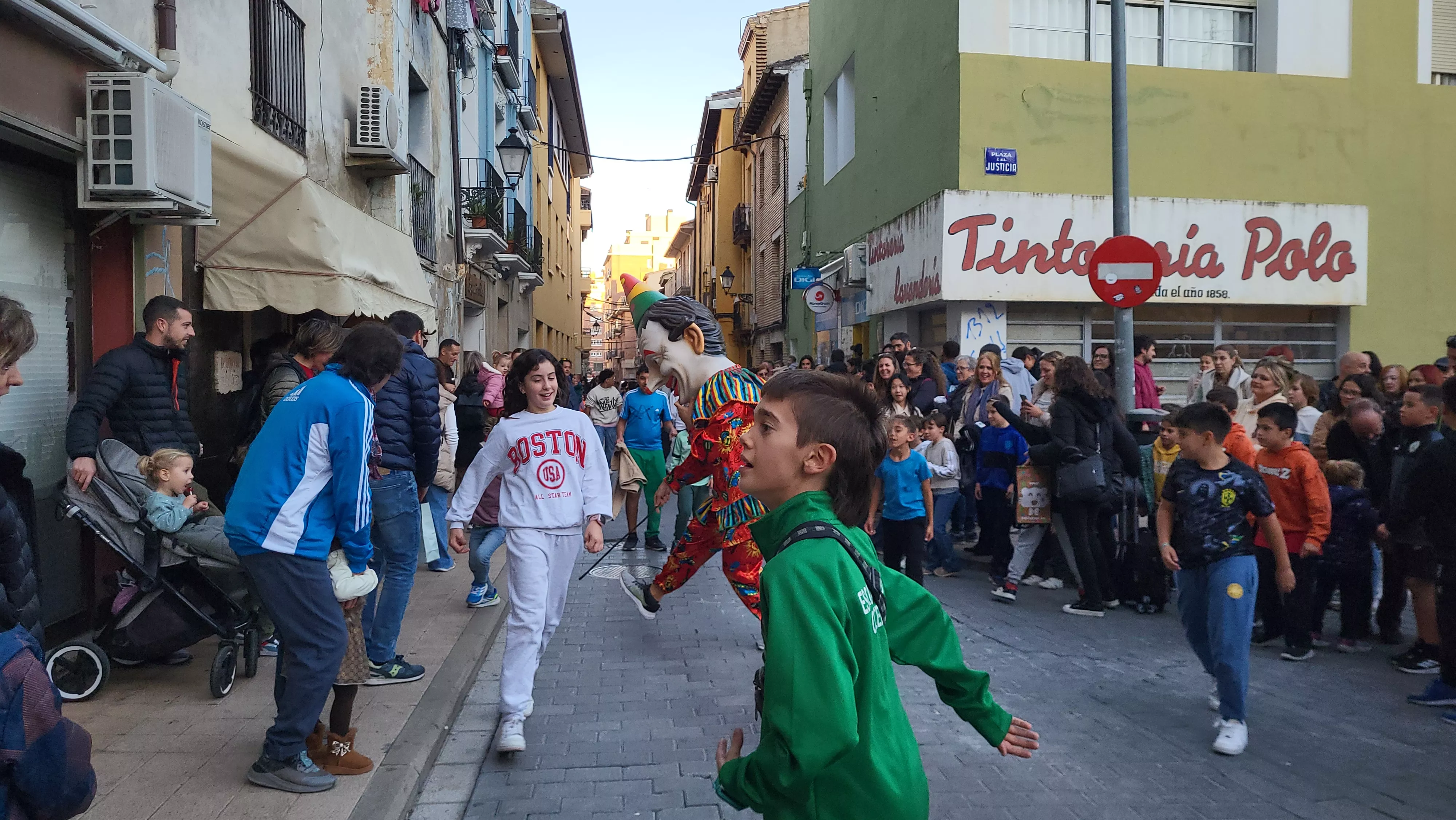 Primera salida de la Abueleta y el Payaso en las fiestas de San Martín. Foto Mercedes Manterola
