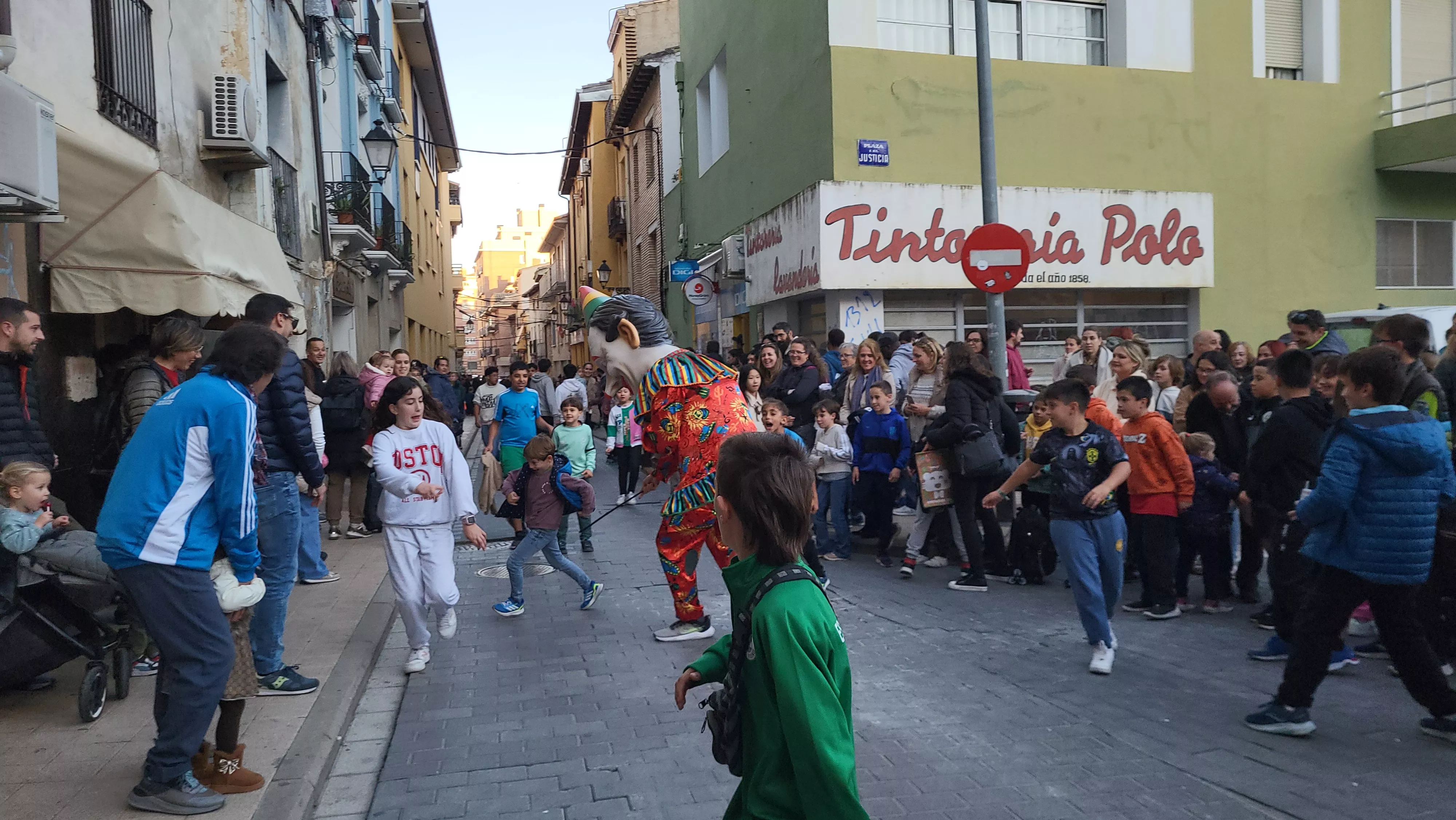 Primera salida de la Abueleta y el Payaso en las fiestas de San Martín. Foto Mercedes Manterola