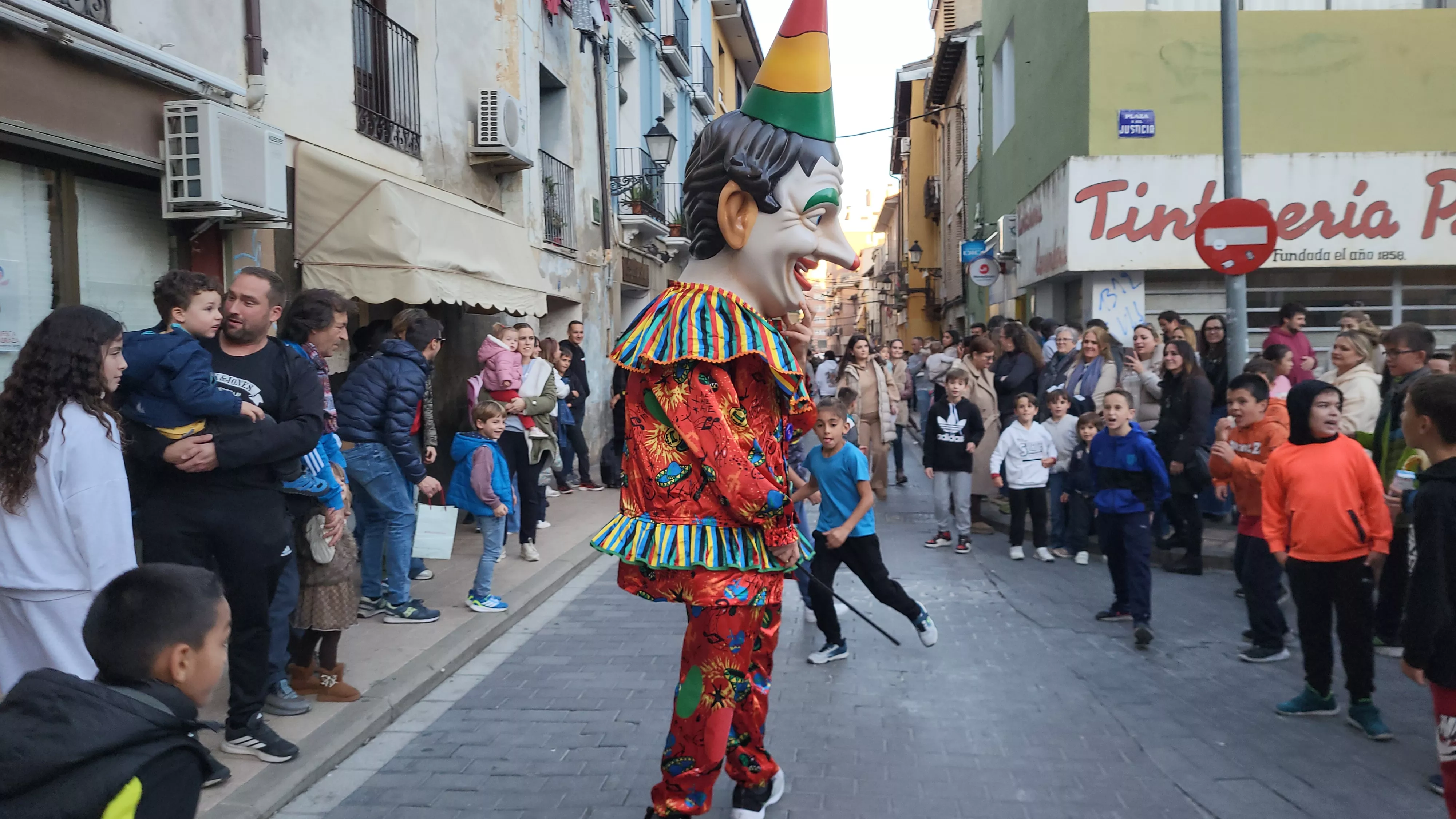 Primera salida de la Abueleta y el Payaso en las fiestas de San Martín. Foto Mercedes Manterola
