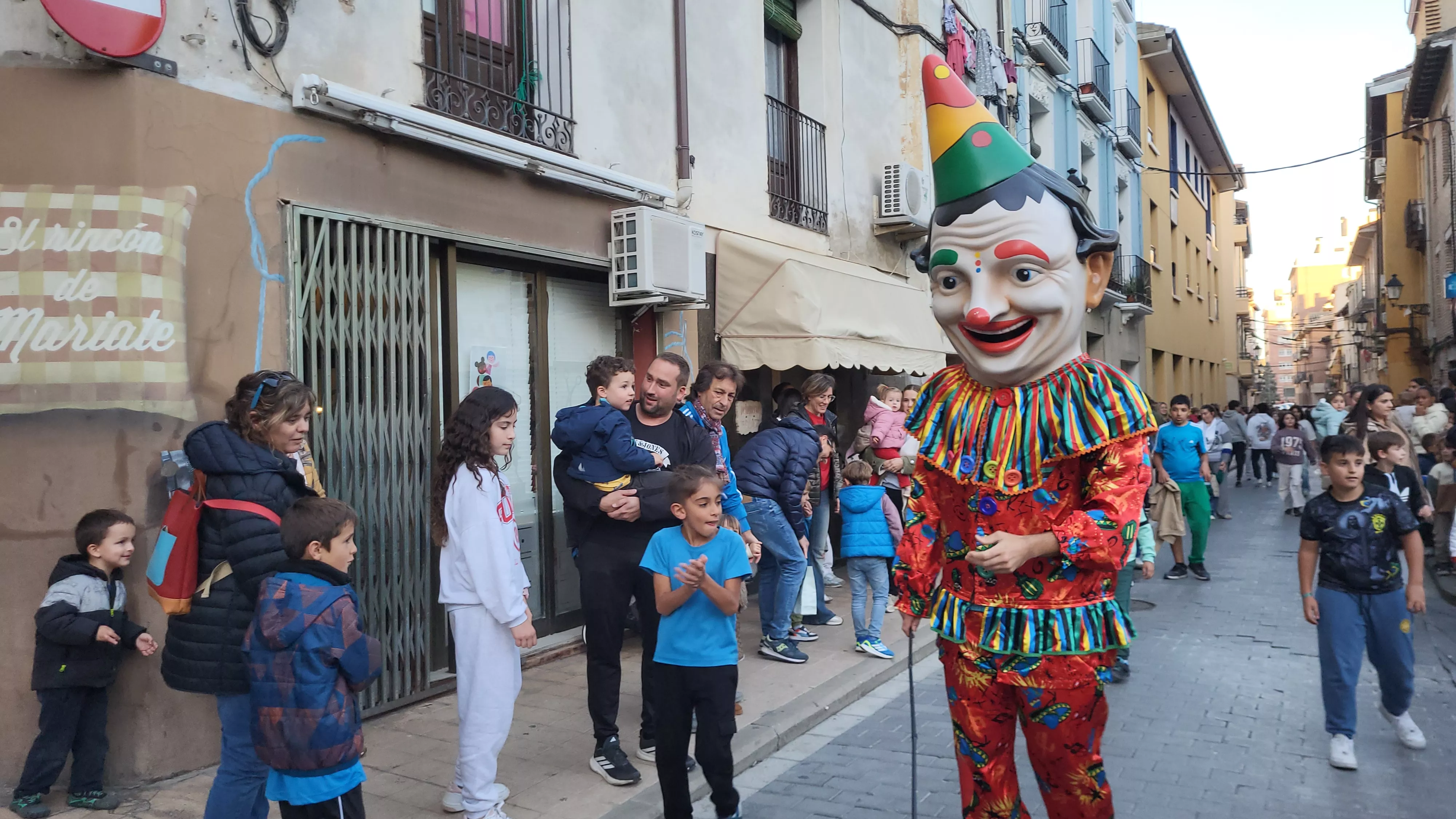 Primera salida de la Abueleta y el Payaso en las fiestas de San Martín. Foto Mercedes Manterola