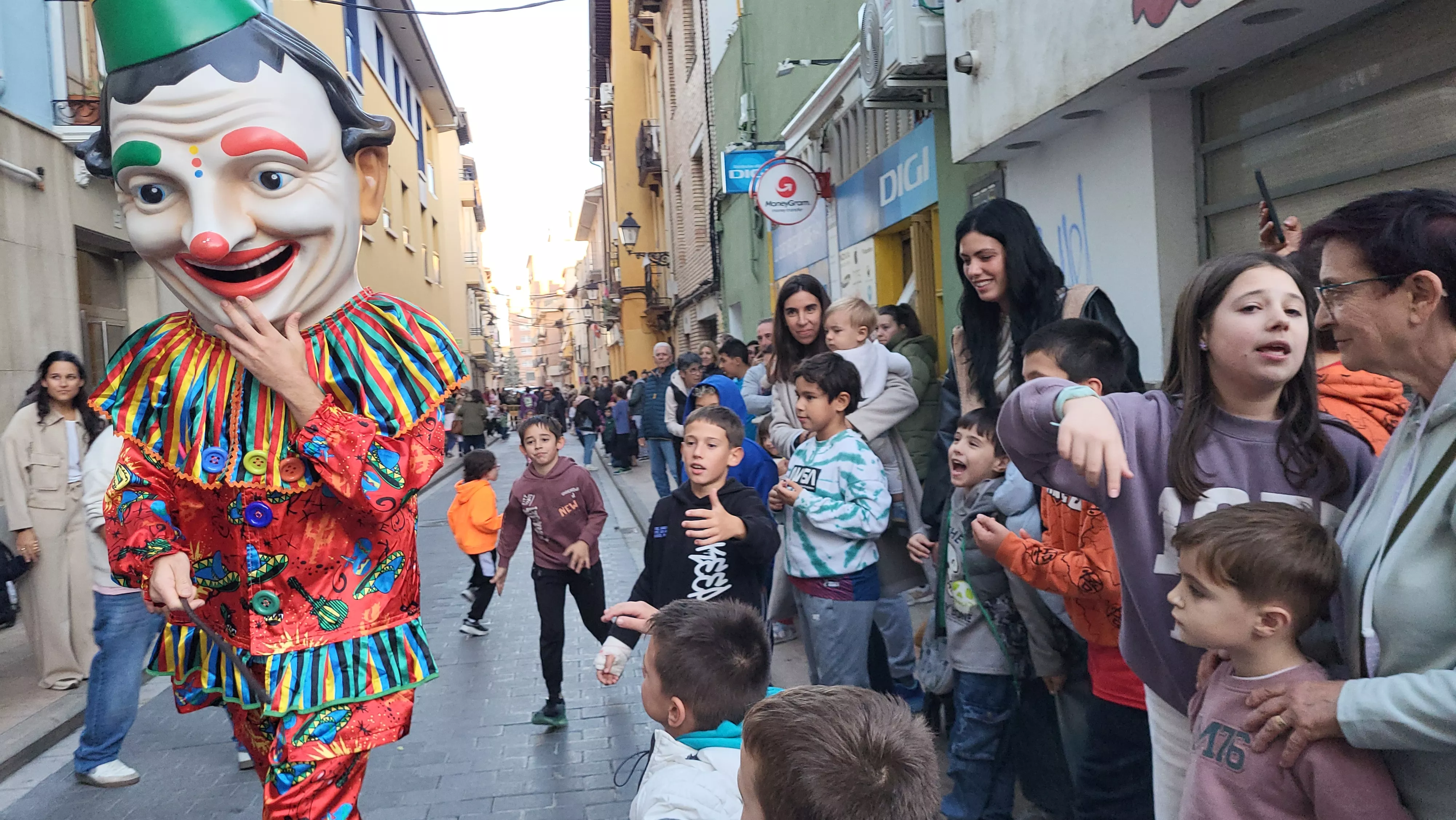Primera salida de la Abueleta y el Payaso en las fiestas de San Martín. Foto Mercedes Manterola