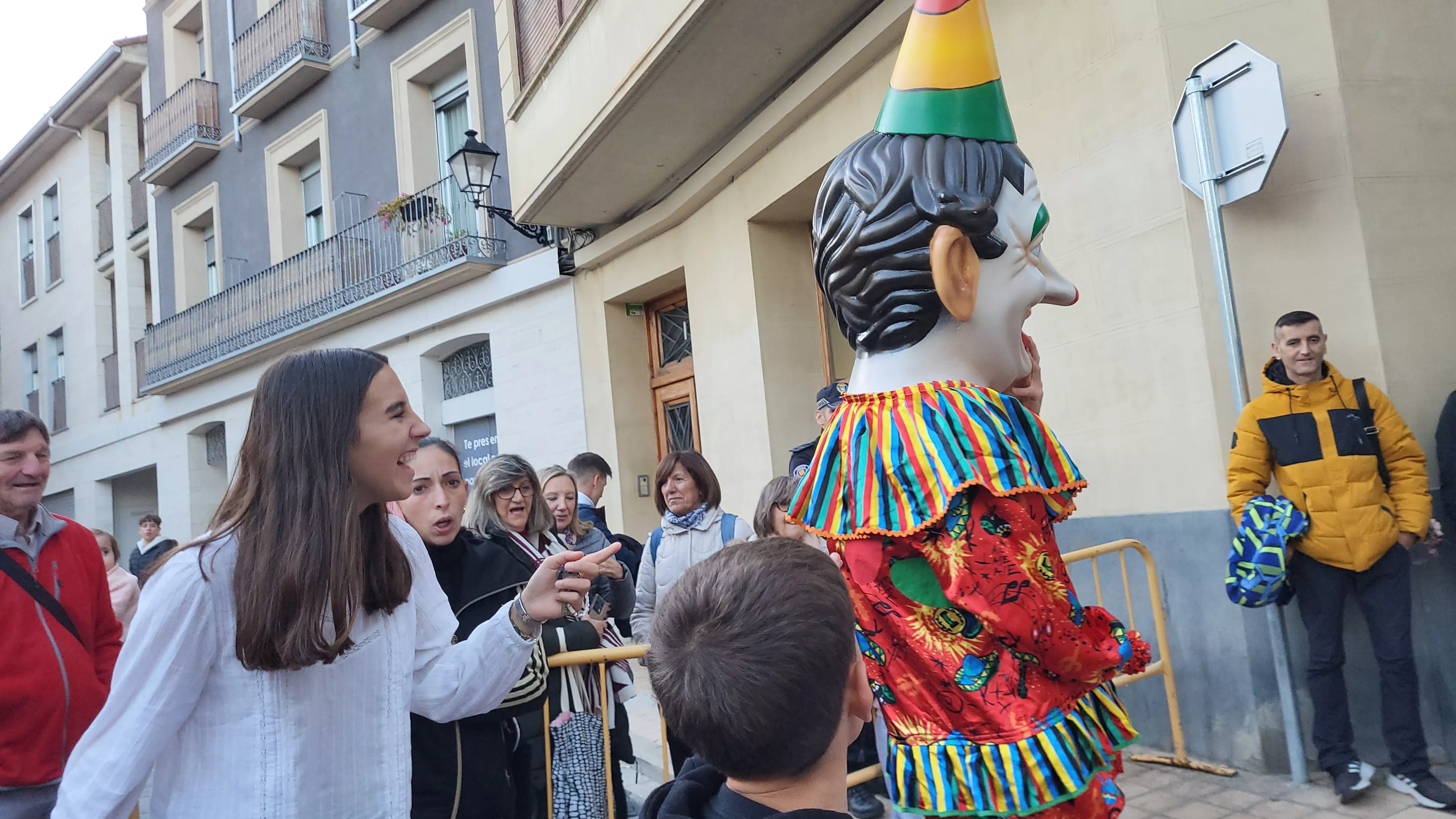 Primera salida de la Abueleta y el Payaso en las fiestas de San Martín. Foto Mercedes Manterola