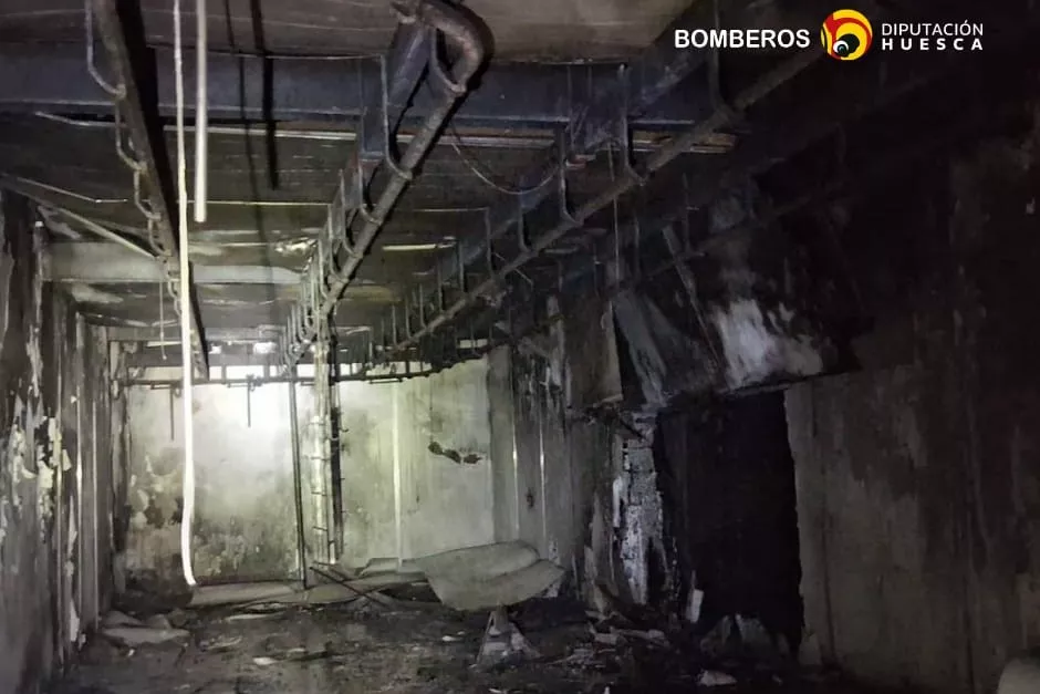 Un incendio en el matadero de Fraga obliga a evacuar a los trabajadores.