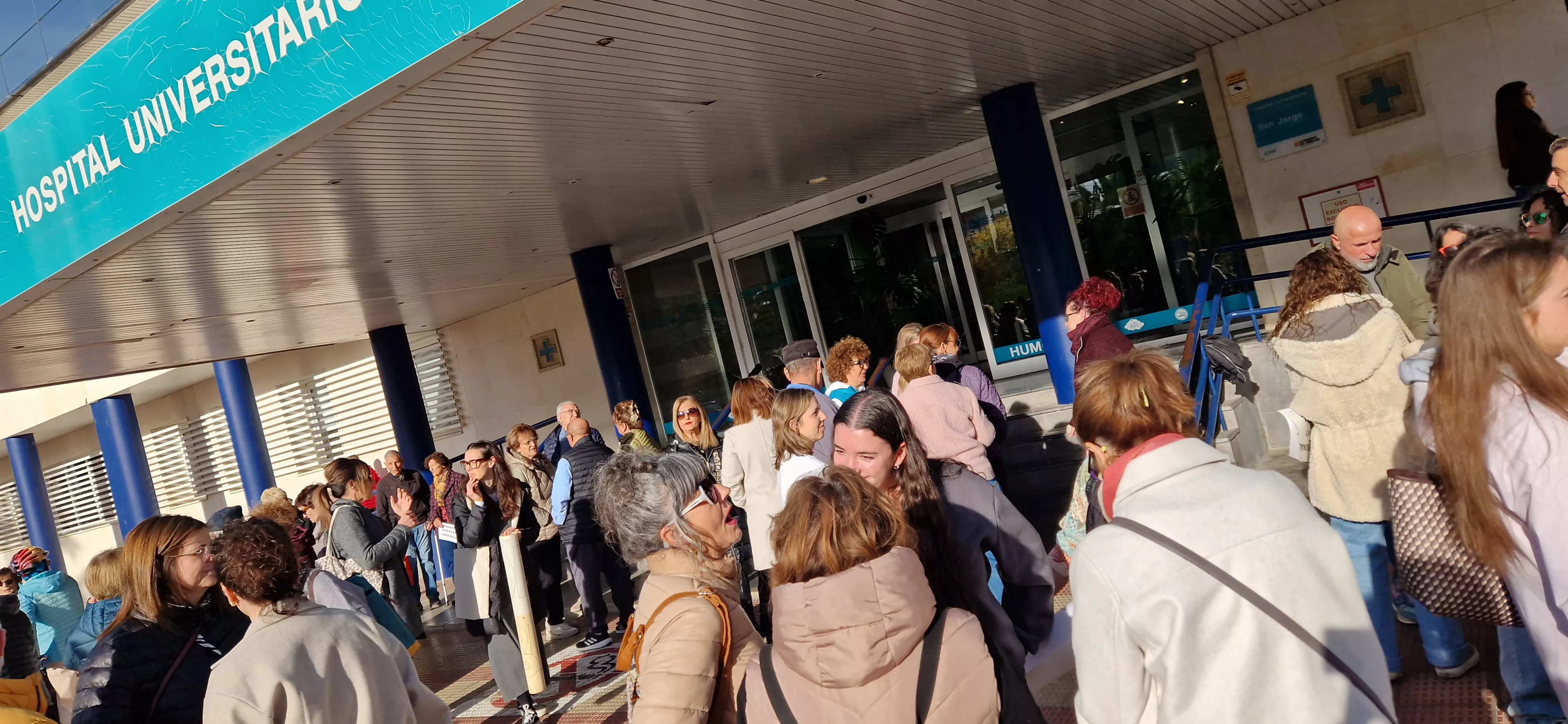 Concentración ante el recorte de personal en el Servicio de Urgencias del Hospital San Jorge. Foto Myriam Martínez