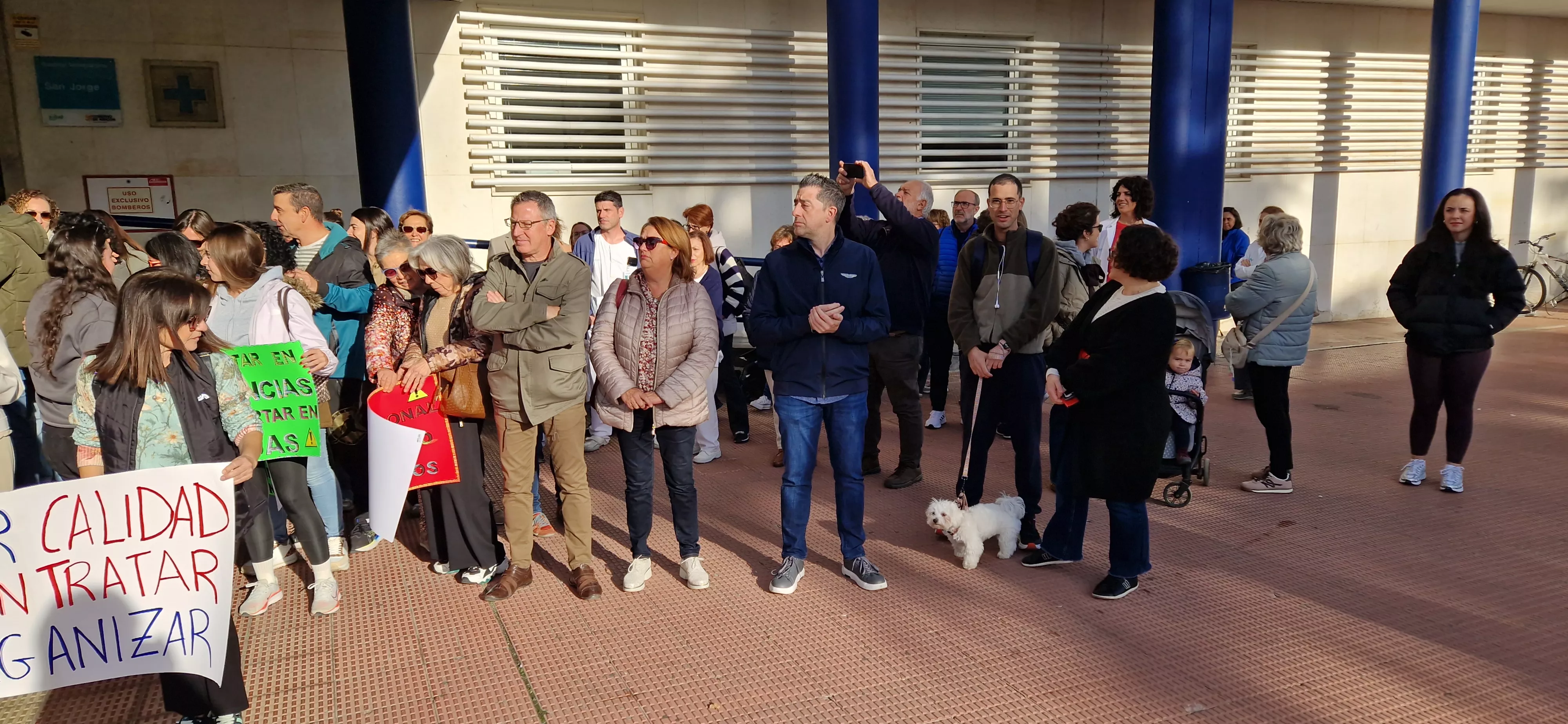 Concentración ante el recorte de personal en el Servicio de Urgencias del Hospital San Jorge. Foto Myriam Martínez