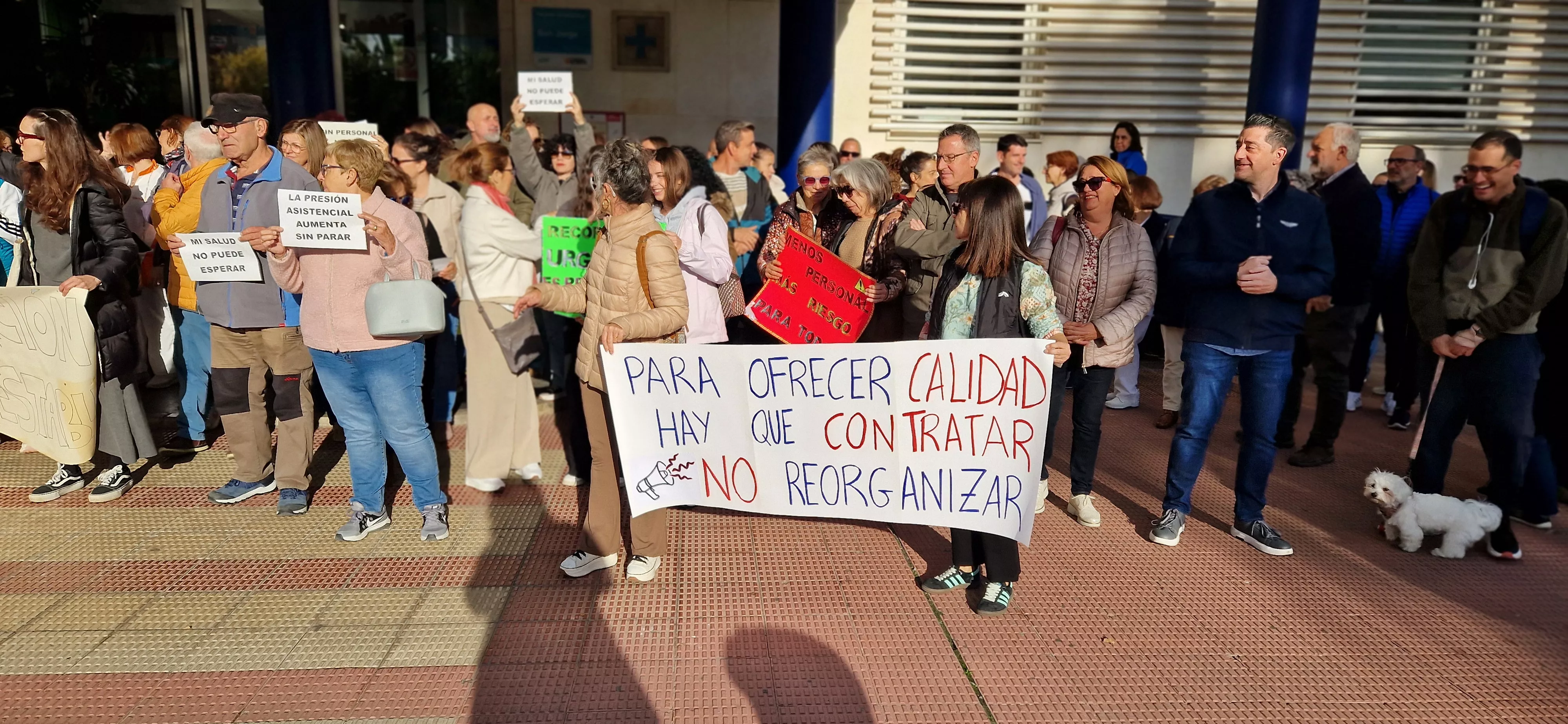 Concentración ante el recorte de personal en el Servicio de Urgencias del Hospital San Jorge. Foto Myriam Martínez