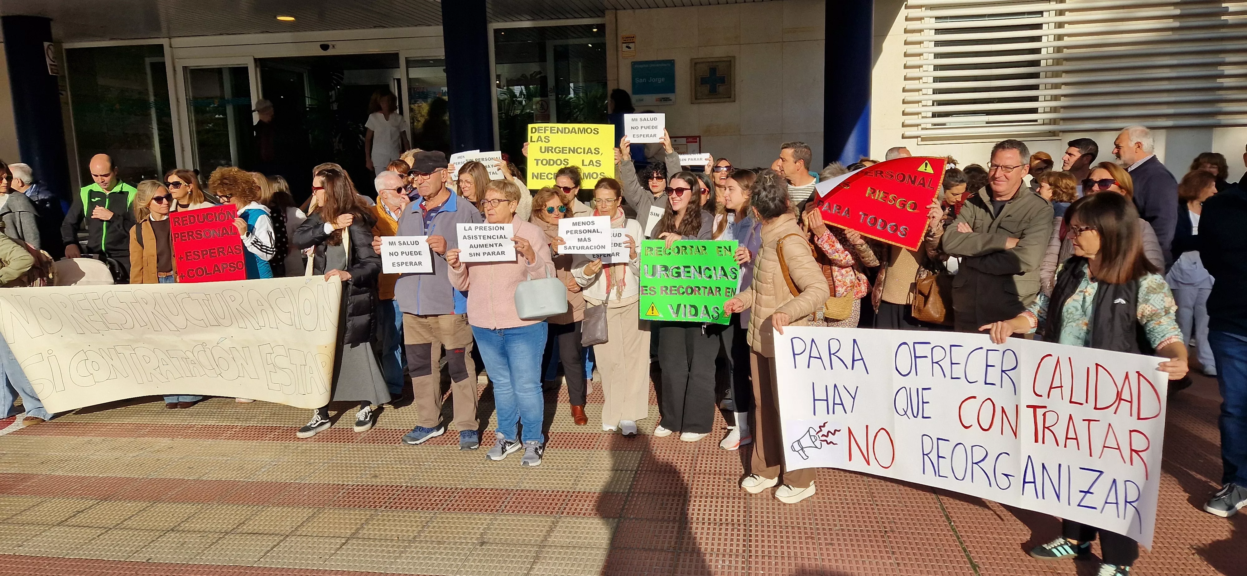 Concentración ante el recorte de personal en el Servicio de Urgencias del Hospital San Jorge. Foto Myriam Martínez