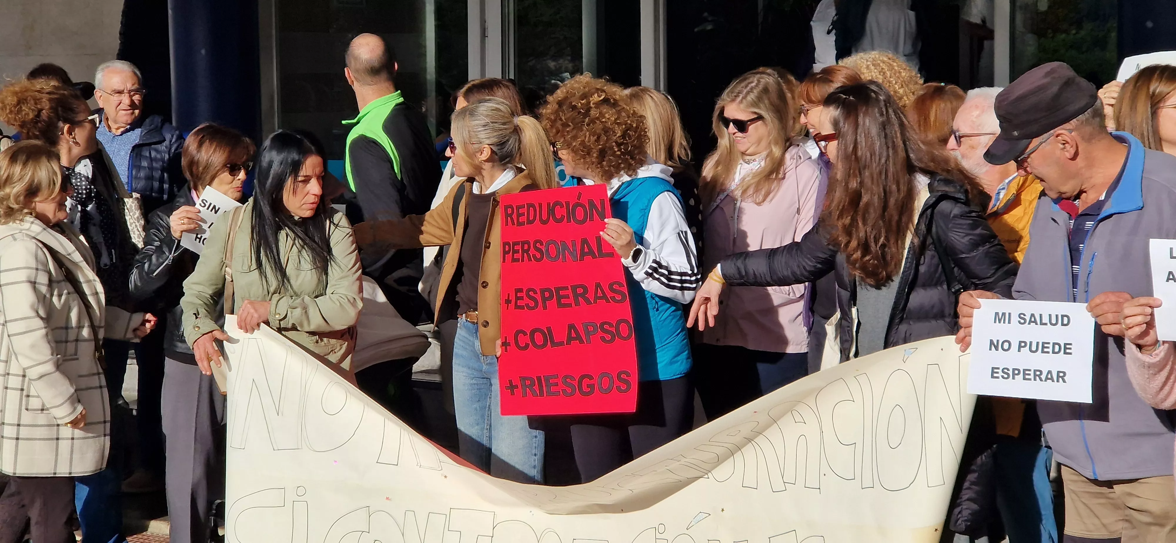 Concentración ante el recorte de personal en el Servicio de Urgencias del Hospital San Jorge. Foto Myriam Martínez