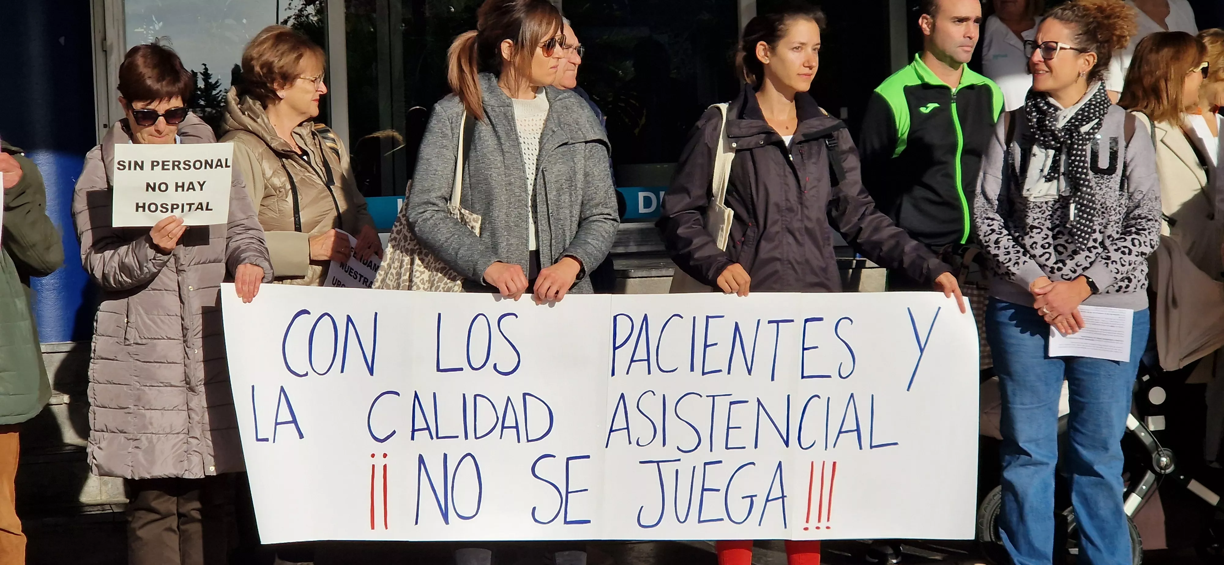 Concentración ante el recorte de personal en el Servicio de Urgencias del Hospital San Jorge. Foto Myriam Martínez