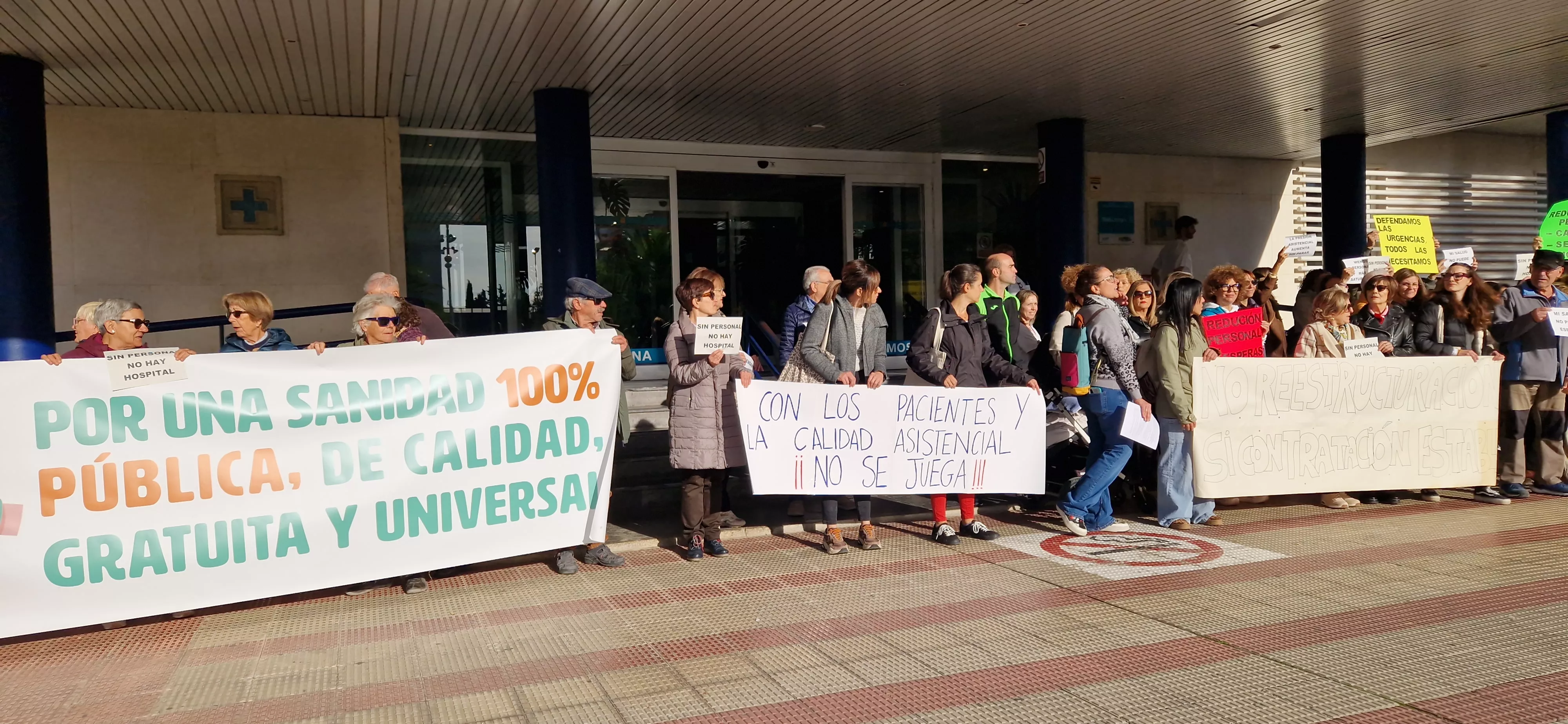 Concentración ante el recorte de personal en el Servicio de Urgencias del Hospital San Jorge. Foto Myriam Martínez