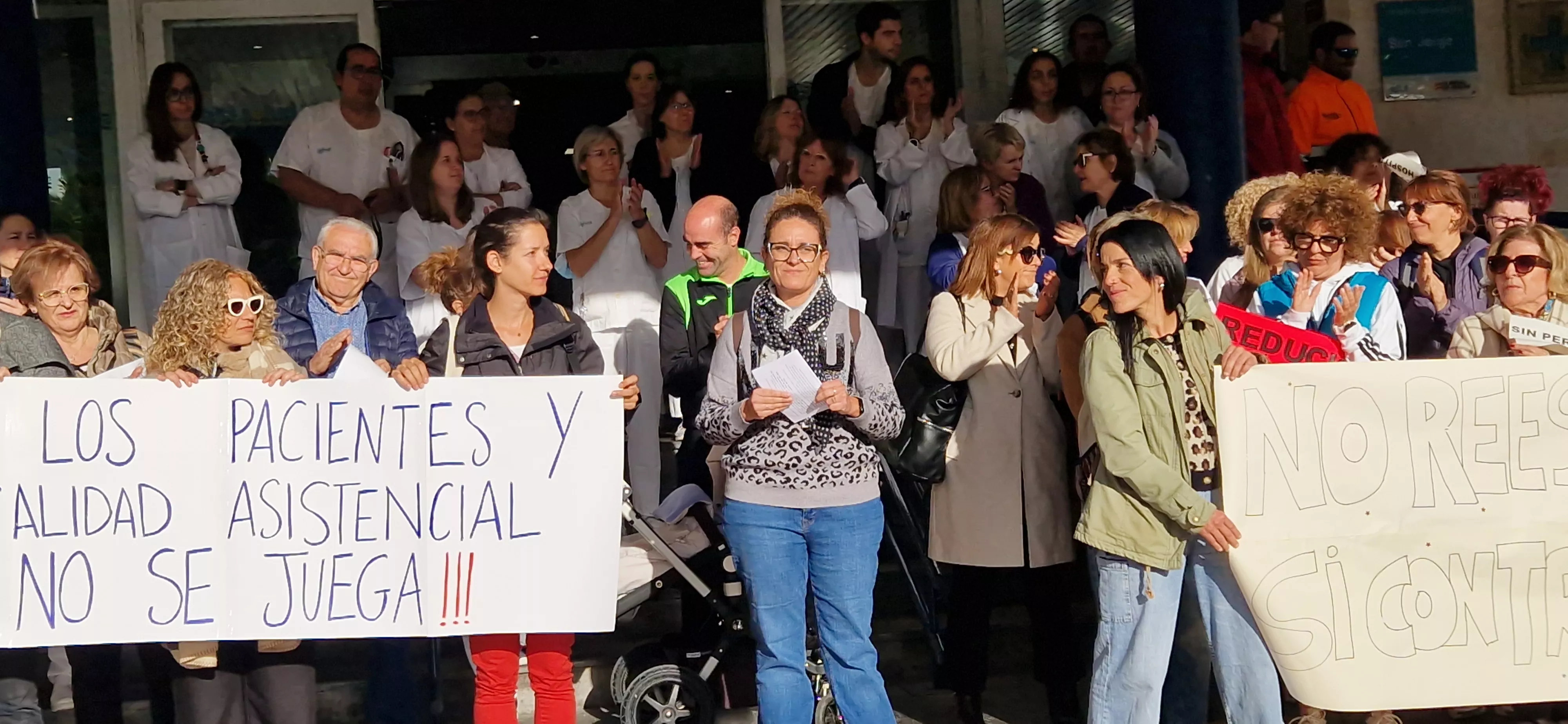 Concentración ante el recorte de personal en el Servicio de Urgencias del Hospital San Jorge. Foto Myriam Martínez Concentración ante el recorte de personal en el Servicio de Urgencias del Hospital San Jorge. Foto Myriam Martínez