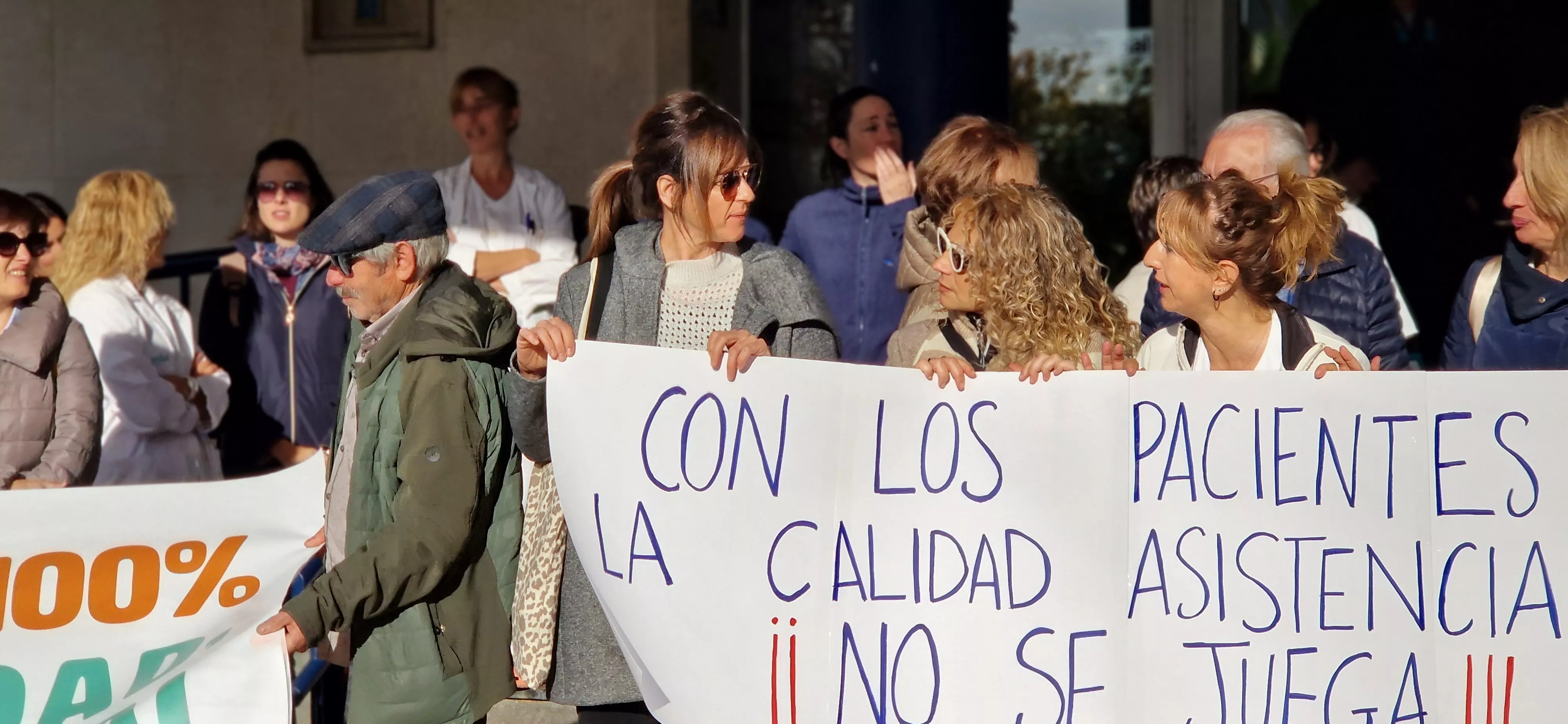Concentración ante el recorte de personal en el Servicio de Urgencias del Hospital San Jorge. Foto Myriam Martínez