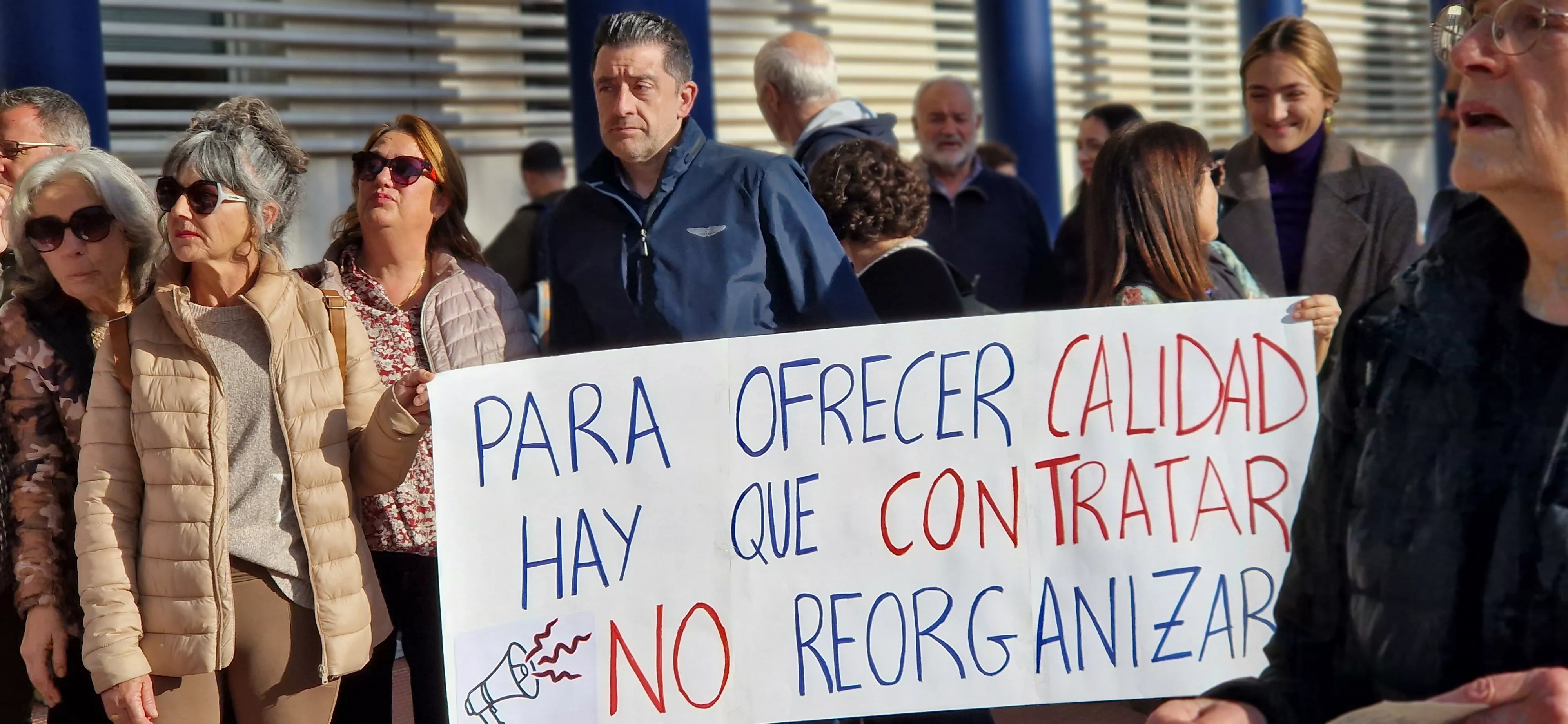 Concentración ante el recorte de personal en el Servicio de Urgencias del Hospital San Jorge. Foto Myriam Martínez