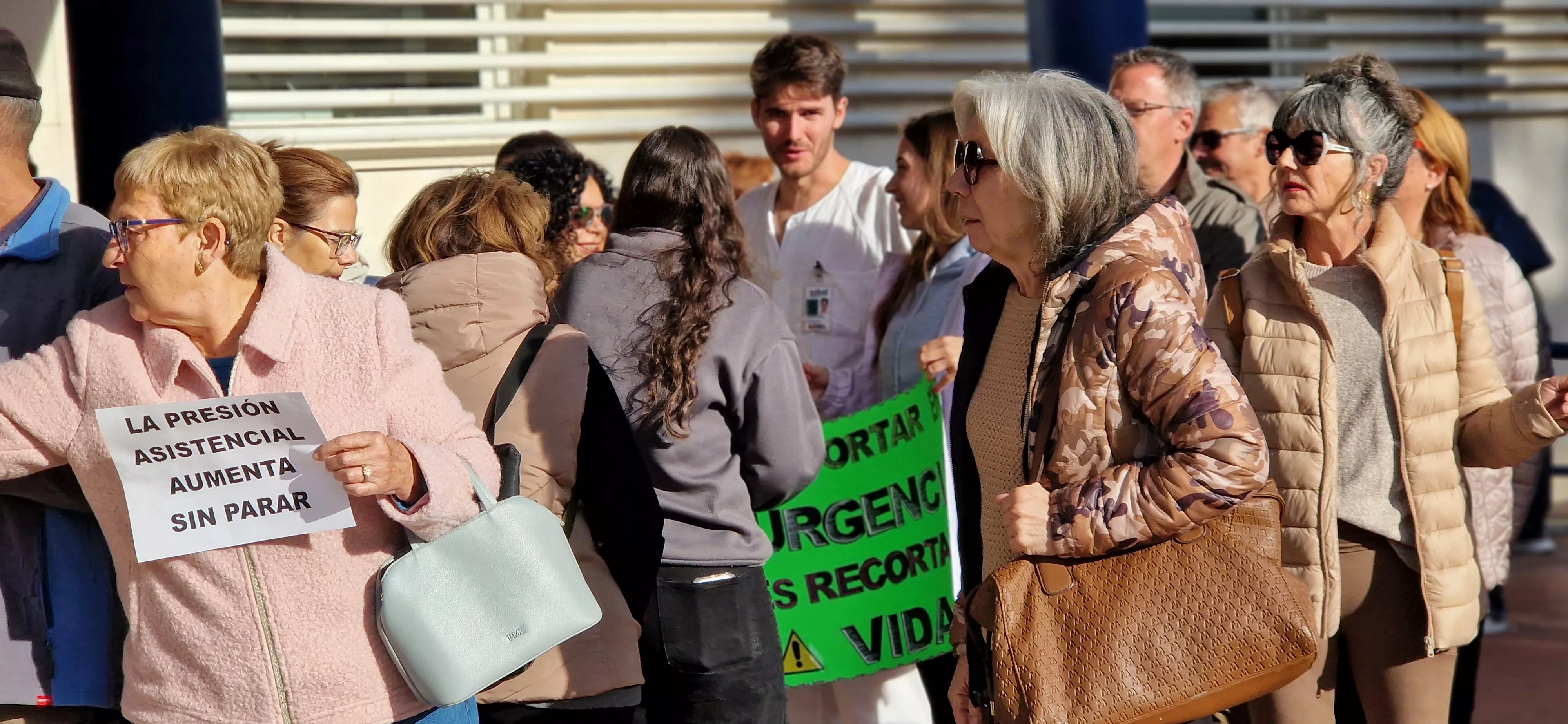 Concentración ante el recorte de personal en el Servicio de Urgencias del Hospital San Jorge. Foto Myriam Martínez
