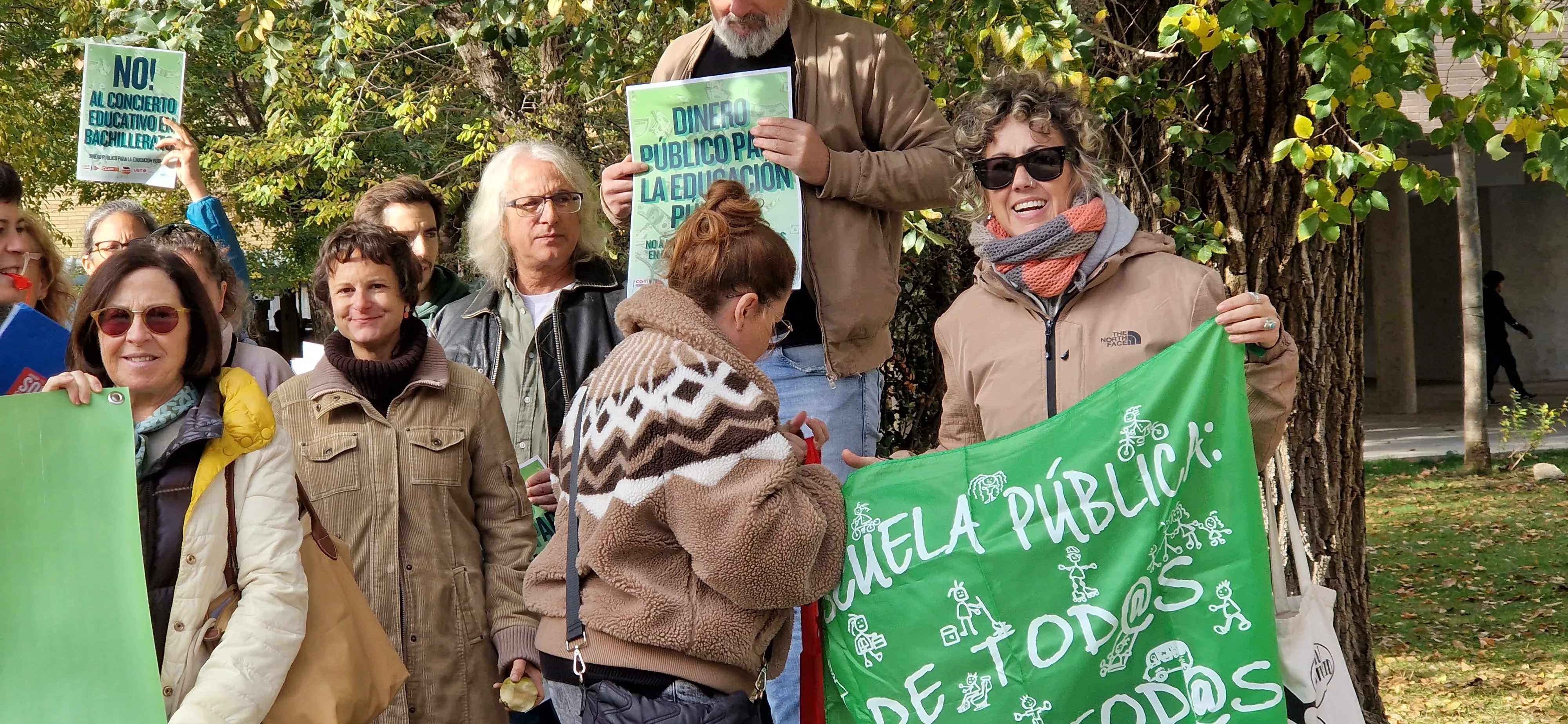 Concentración en el IES Sierra de Guara contra los nuevos conciertos educativos. Foto Myriam Martínez
